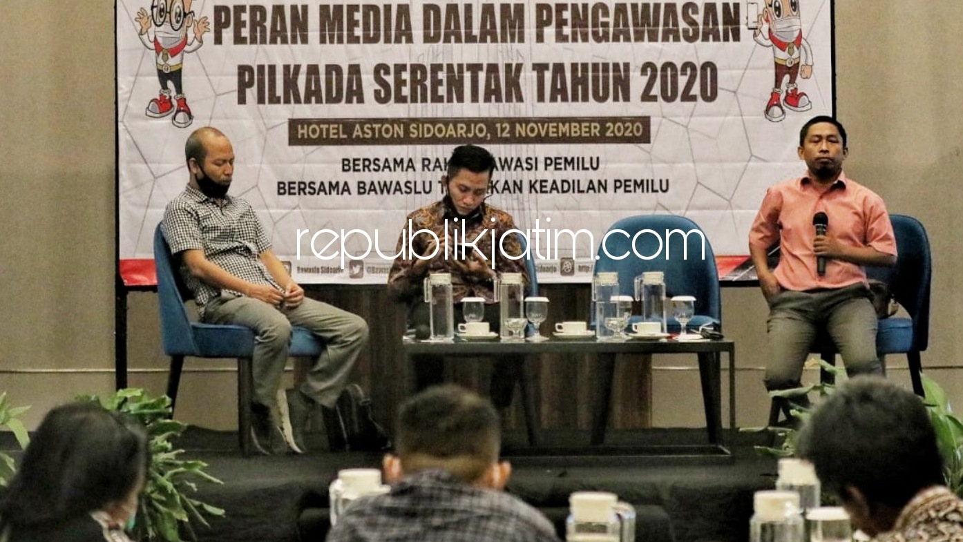 COFFEE MORNING - Kordiv Penindakan Pelanggaran Bawaslu Sidoarjo, Agung Nugraha menyampaikan paparan segera menertibkan Alat Peraga Kampanye (APK) saat Coffee Morning dengan puluhan media di Hotel Aston KNV Sidoarjo, Kamis (12/11/2020).