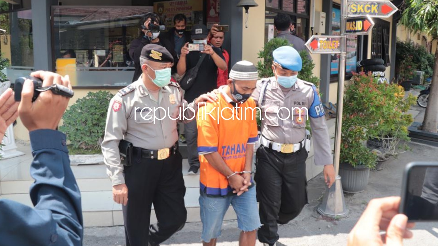 PENCABULAN Tersangka pencabulan Suwarno (45) saat dimintai keterangan Kapolres Ponorogo, AKBP Mochamad Azis Nur beserta barang buktinya, Kamis (12/11/2020).