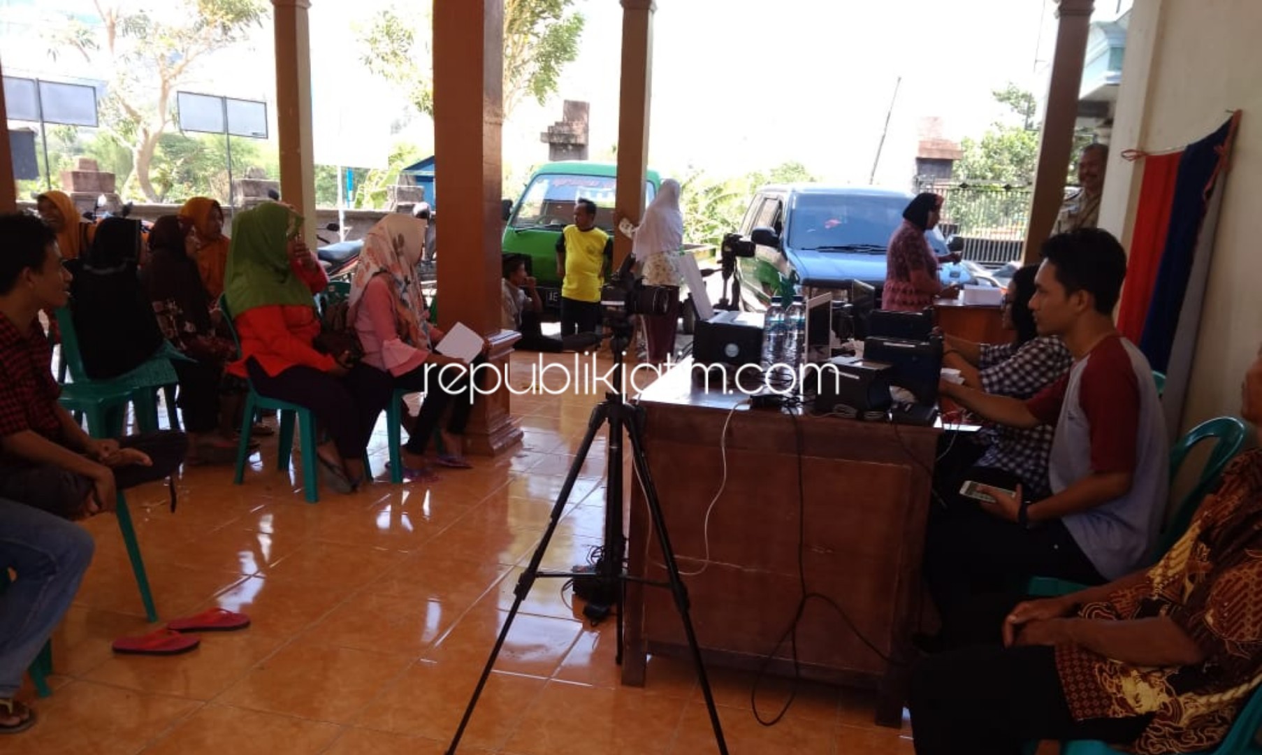 REKAMAN - Sekitar 106 warga Desa Munggu, Kecamatan Bungkal, Ponorogo mengantre rekaman e KTP di balai desanya, Selasa (12/11/2019).