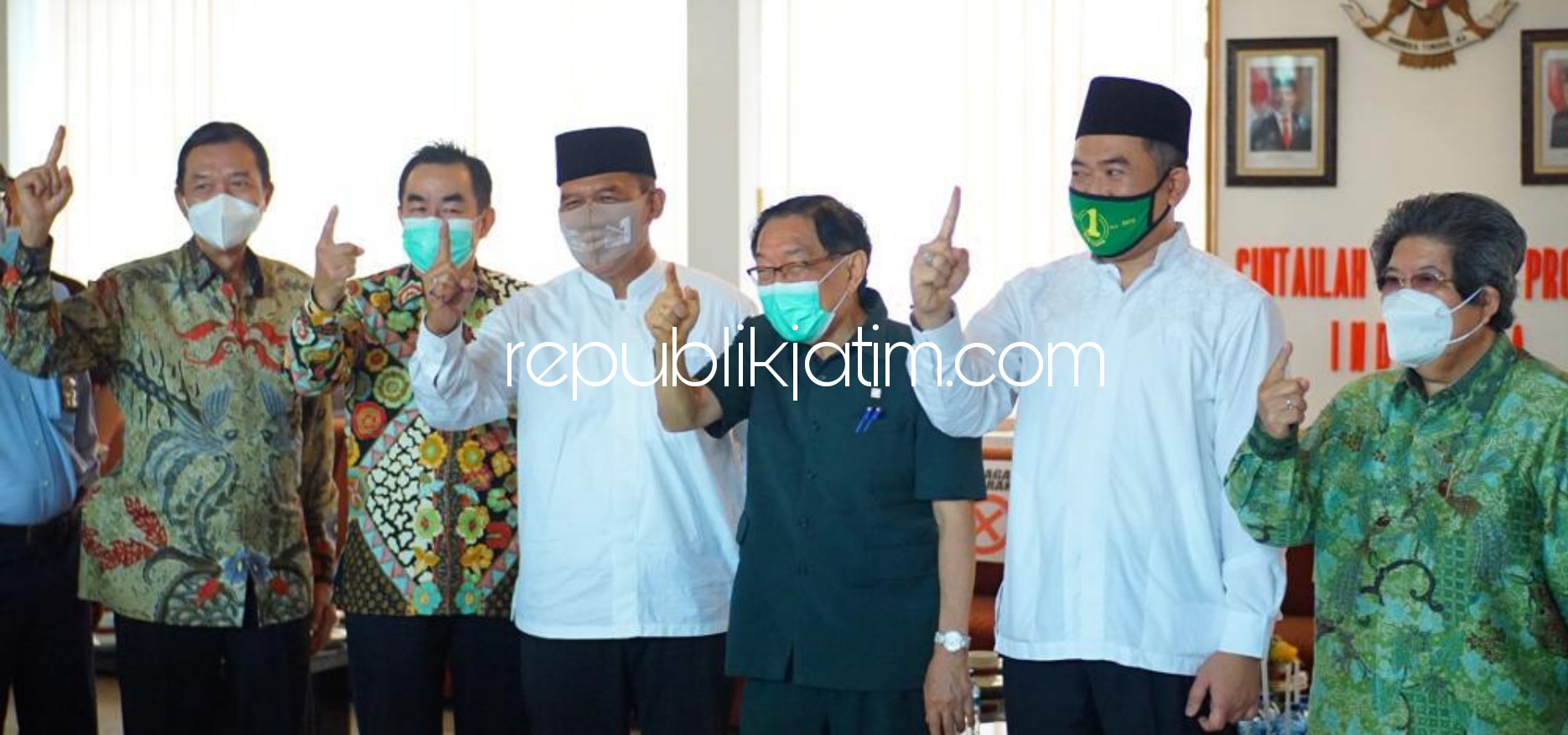 DISAMBUT - Paslon BHS - Taufiq menyambut kedatangan Presiden Direktur PT Maspion Group, Dr Alim Markus saat menyapa dan berdilog dengan karyawan di Maspion II Desa Banjarkemantren, Kecamatan Buduran, Sidoarjo, Jumat (13/11/2020).