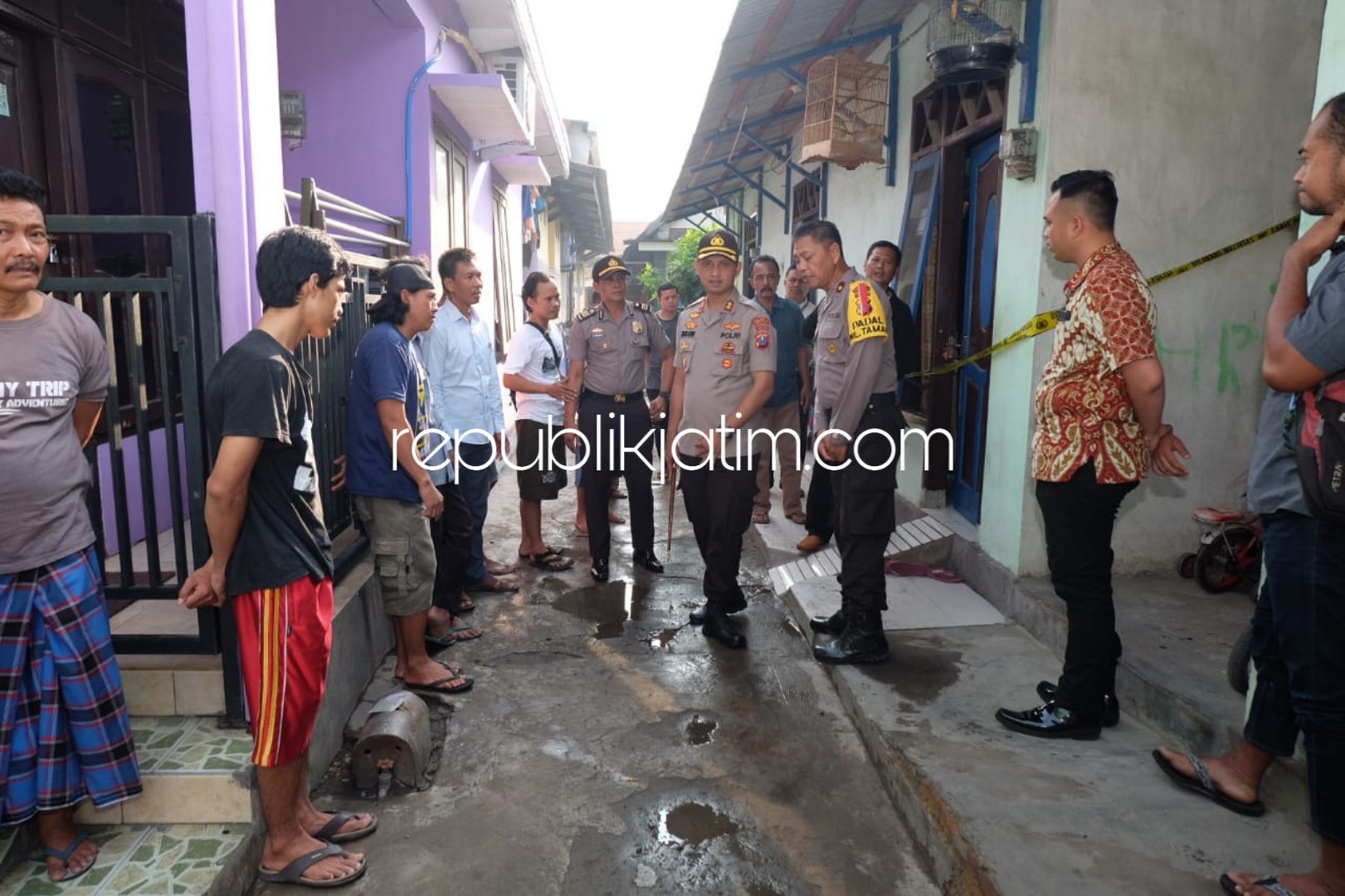 TKP - Kapolresta Sidoarjo, AKBP Zain Dwi Nugroho langsung turun ke TKP kamar kos lokasi tewasnya, Junisa (40) yang dipukul martil suami sirinya, Sugiyono (47) di Desa Kedungturi, Kecamatan Taman, Sidoarjo, Selasa (13/11/2018).
