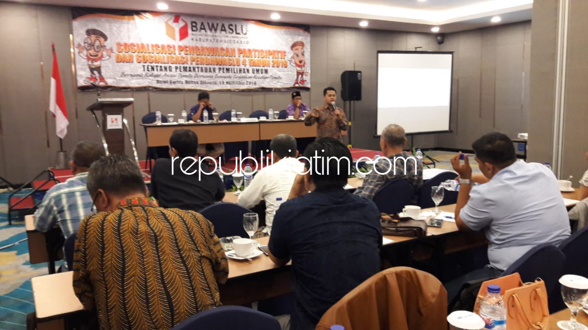 SOSIALISASI - Komisioner Bawaslu Sidoarjo sosialisasi ke kalangan Ormas, OKP dan Panwascam di Hotel Swiss Belinn JL Raya Semambung, Juanda, Sidoarjo, Selasa (13/11/2018).