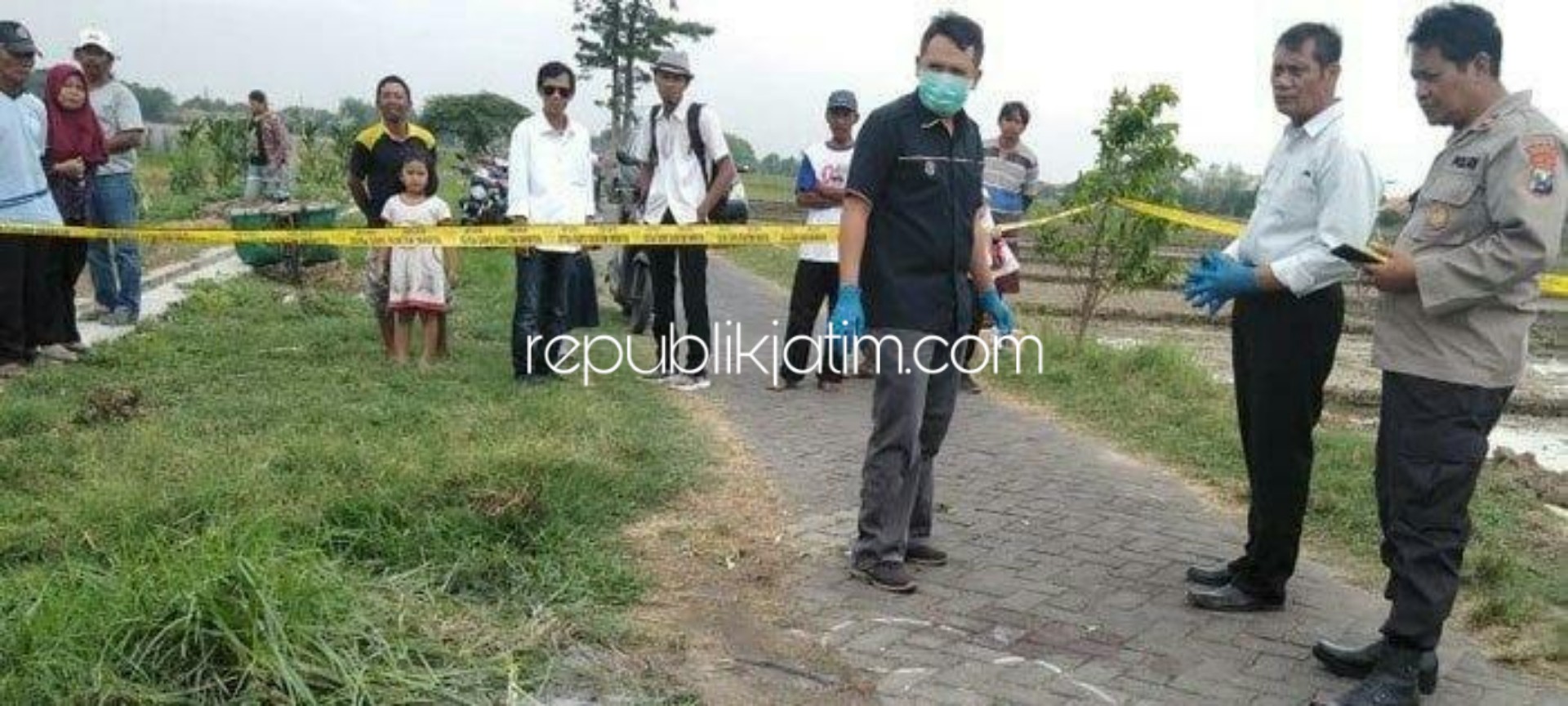 OLAH TKP - Kapolsek Balongbendo, Kompol Sugeng Purwanto memimpin olah TKP penemuan pria misterius yang dipenuhi luka dan darah di Jalan Paving Dusun Jatisari, Desa Watesari, Kecamatan Balongbendo, Sidoarjo, Rabu (13/11/2019).