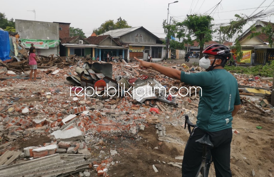 CEK - Bupati Sidoarjo, Ahmad Muhdlor Ali (Gus Muhdlor) mengecek bekas bangunan Balai Desa Suko yang menjadi simpul kemacetan dirobohkan untuk proses pelebaran jalan yang melewati bekas bangunan itu, Sabtu (13/11/2021).
