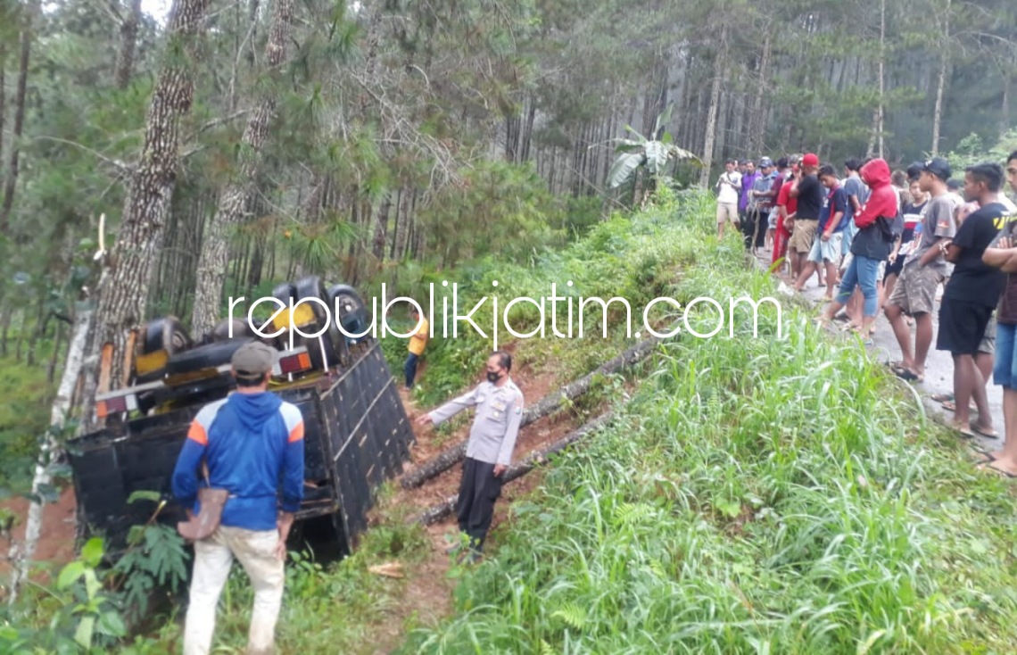 TERBALIK - Sebuah truk bernopol AE 8319 DS yang dikemudikan Agus Tri Sutrisno terbalik saat menghindari kendaraan lain di tikungan JL Raya Ponorogo - Trenggalek, Dusun Krajan, Desa Selur, Kecamatan Ngrayun, Ponorogo, Sabtu (13/11/2021).