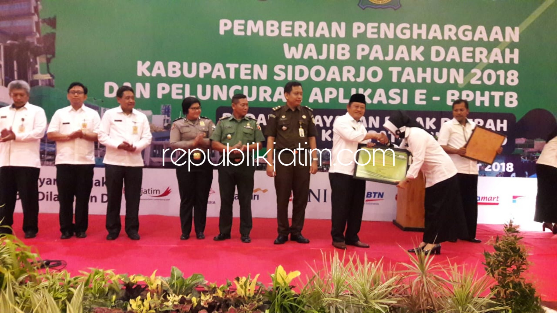 PENGHARGAAN - Bupati Sidoarjo, Saiful Ilah memberikan penghargaan kepada sejumlah instansi dan perusahaan yang taat membayar pajak daerah ke BPPD Sidoarjo, Rabu (14/11/2018).