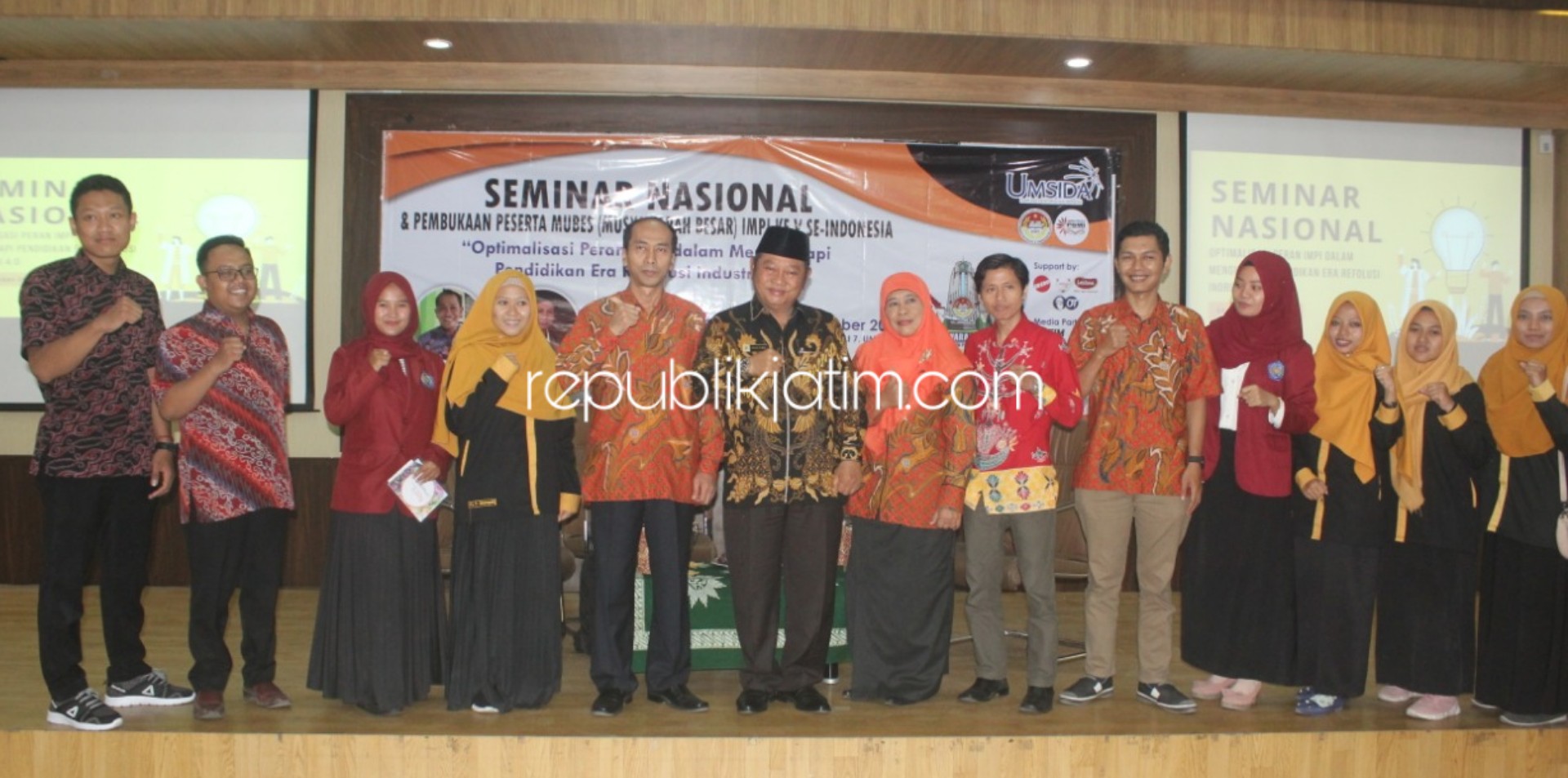 MUBES - Bupati Sidoarjo, Saiful Ilah menghadiri Seminar Nasional sekaligus Pembukaan Musyawarah Besar (Mubes) Ikatan Mahasiswa PGMI Indonesia (IMPI) se Indonesia ke V di Universitas Muhammadiyah Sidoarjo (Umsida), Kamis (14/11/2019).