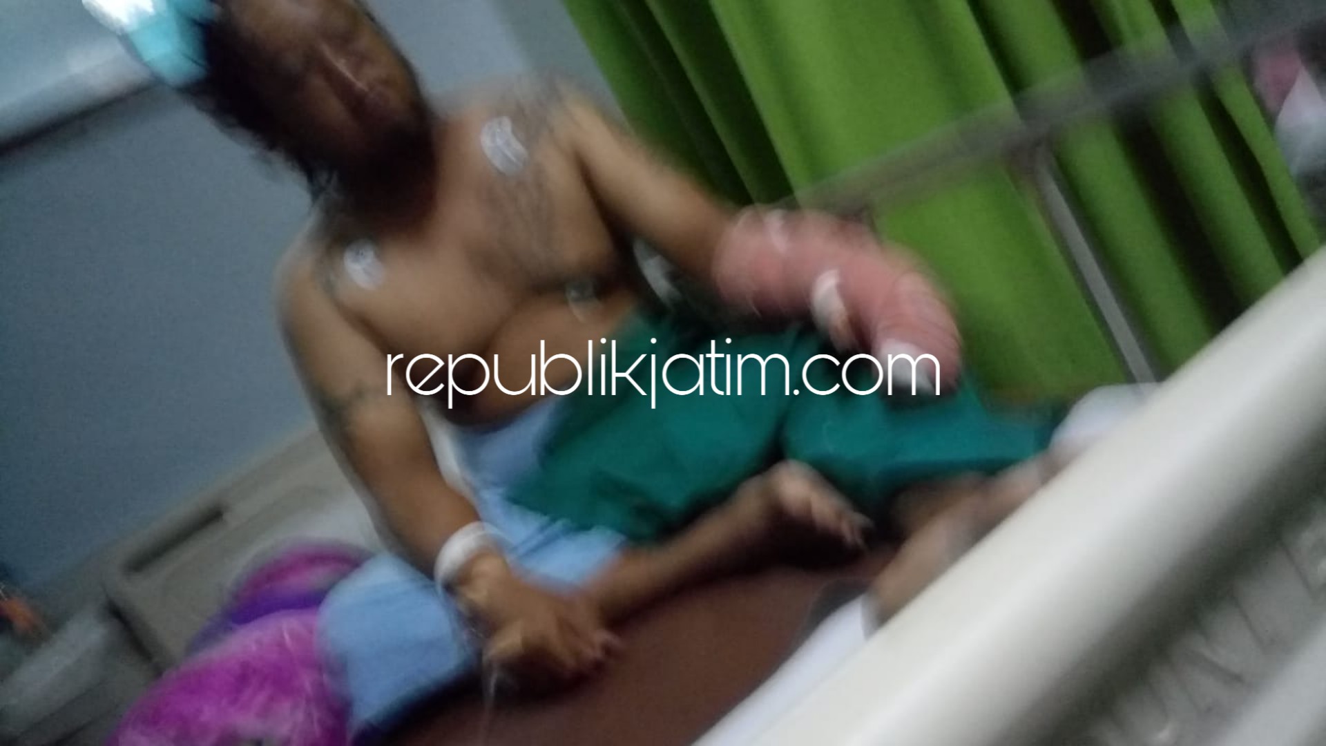 DIRAWAT - korban Rudi Hermawan (32) warga Kelurahan Magersari, Kecamatan Sidoarjo dirawat intensif di RSUD Sidoarjo karena luka bacok di kepala dan tanganya, Rabu (14/11/2018).