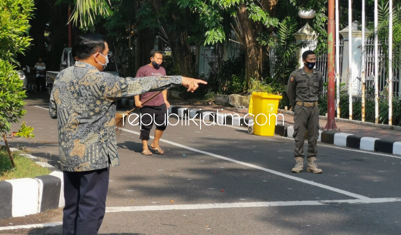 BERSIHKAN - Pj Bupati Sidoarjo, Hudiyono mengajak stafnya membersihkan Paseban Alun-Alun dan aman di sepanjang JLCokronegoro Depan Pendopo Delta Wibawa, Sabtu (14/11/2020).