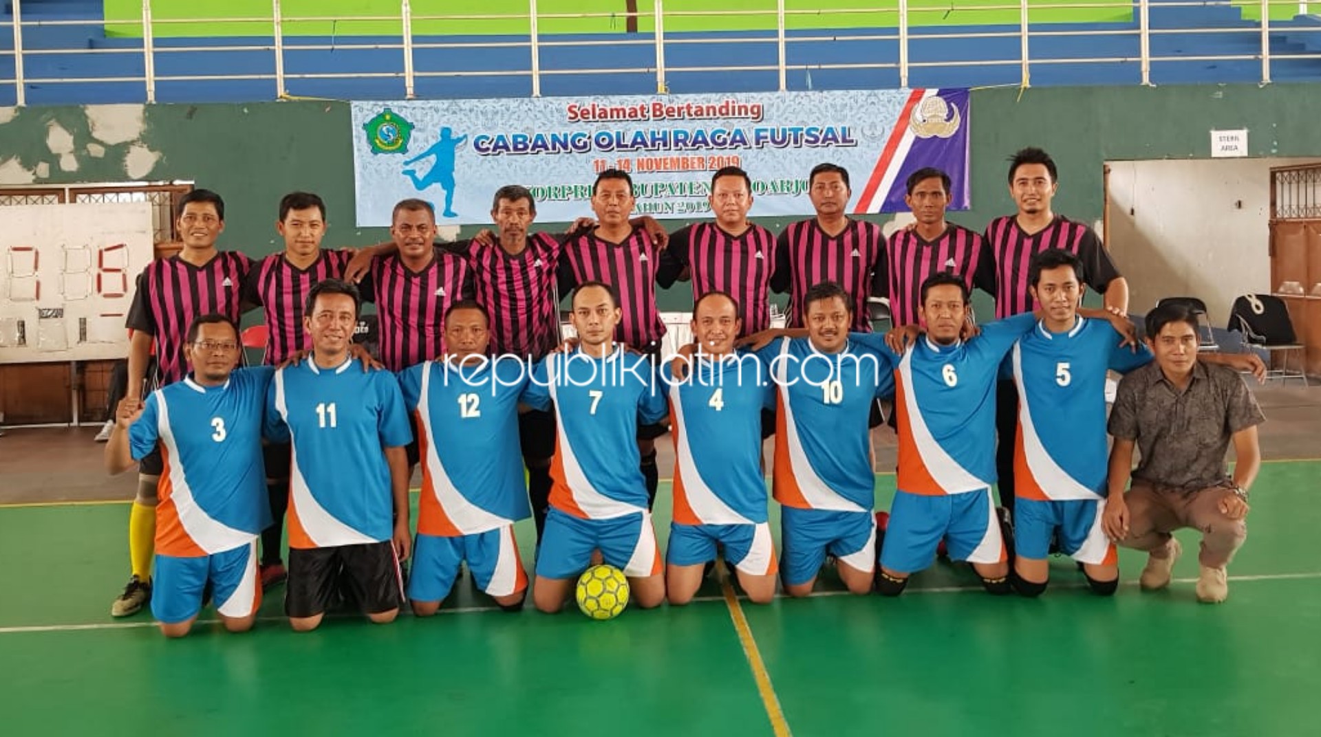 BERSAMA - Tim Komunitas Futsal Wartawan Sidoarjo berpose foto bersama tim Panitia HUT Korpri ke 48 di GOR Sidoarjo, Kamis (14/11/2019).