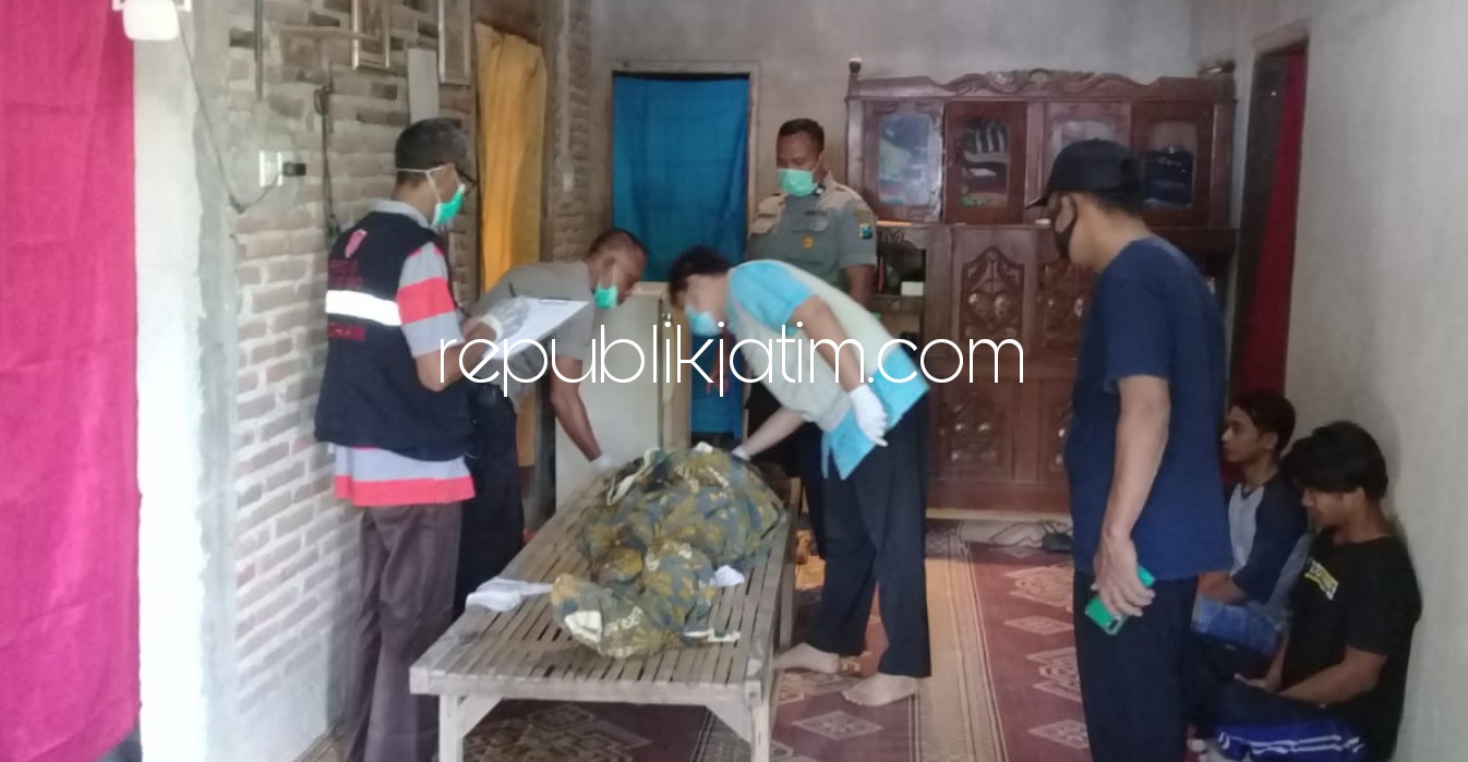 TEWAS - Petugas menggelar olah TKP dan memeriksa jenazah korban tenggelam, Ilham Saputra (14) di Sungai Kedungsuwiyu Dusun Bondalem, Desa Tanjunggunung, Kecamatan Badegan, Ponorogo, Minggu (15/11/2020).