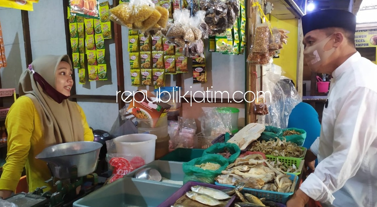 SERAP ASPIRASI - Cabup Sidoarjo, Bambang Haryo Soekartono (BHS) berdialog dengan pedagang dan pengunjung Pasar Taman Sukoasri, di Desa Sukolegok, Kecamatan Sukodono, Sidoarjo untuk menyerap aspirasi, Sabtu (14/11/2020). 