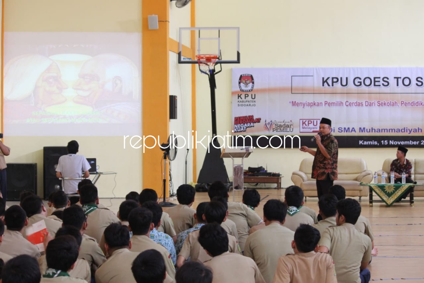 SOSIALISASI - Komisioner KPU Sidoarjo, M Iskak memberikan sosialisasi Pemilu ke pelajar Smamita Sidoarjo, Kamis (15/11/2018).