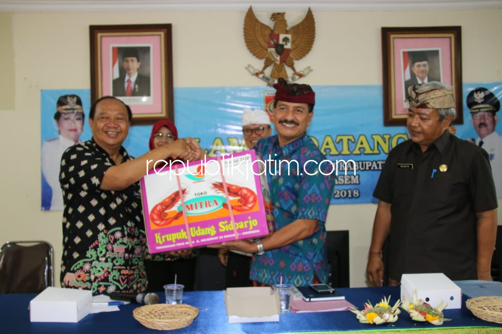 TUKAR OLEH-OLEH - Kepala Dinas Kominfo Pemkab Sidoarjo, Yohanes Siswojo bertukar oleh-oleh dengan para pejabat Pemkab Karangasem, Bali, Kamis (15/11/2018).