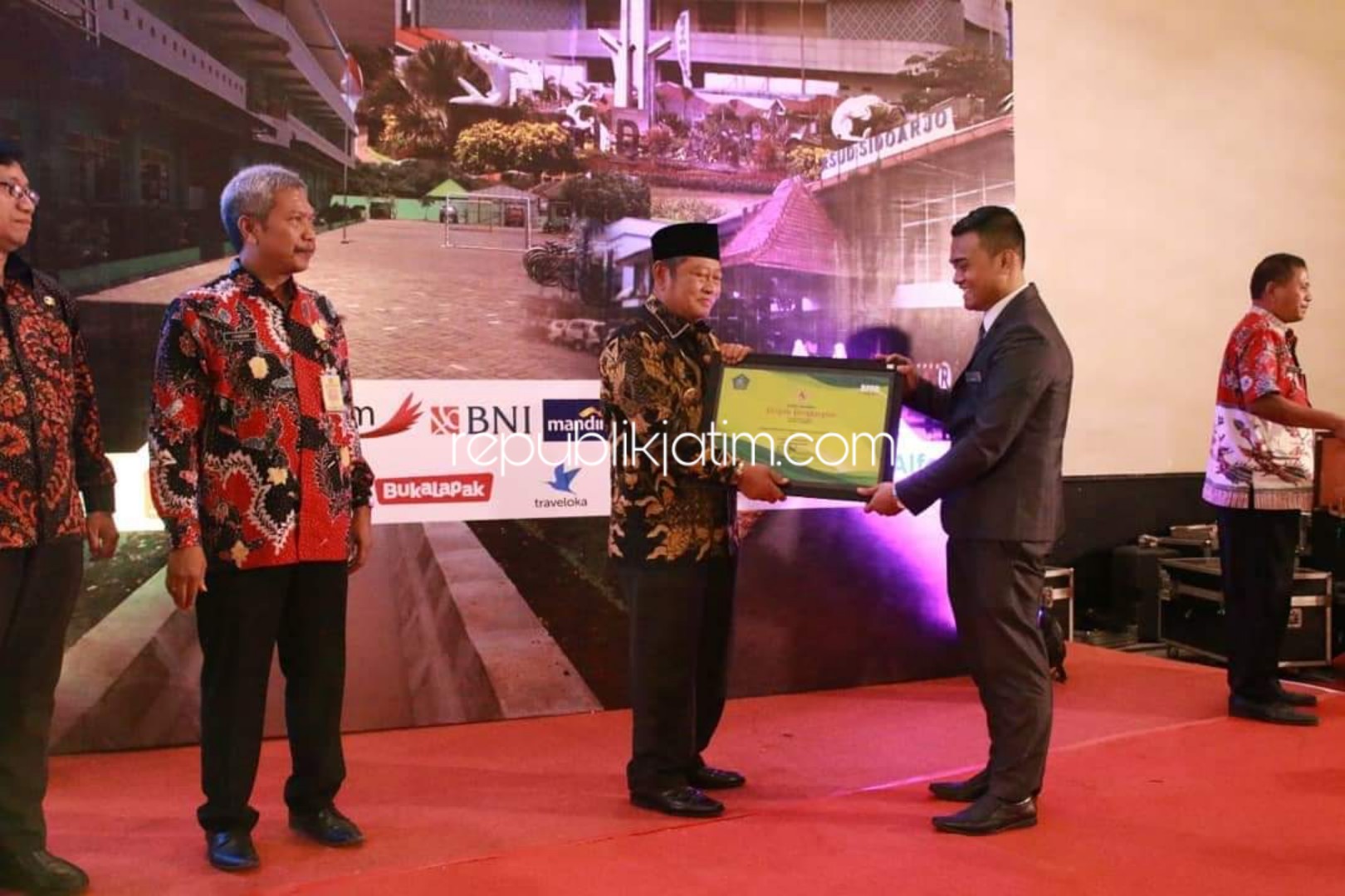 LAUNCHING - Bupati Sidoarjo, Saiful Ilah membuka launching penggunaan e-commerce sebagai pembayaran PBB bertepatan acara penghargaan bagi wajib pajak yang ada di wilayah Sidoarjo, di Suncity Hotel, Sidoarjo, Kamis (14/11/2019).