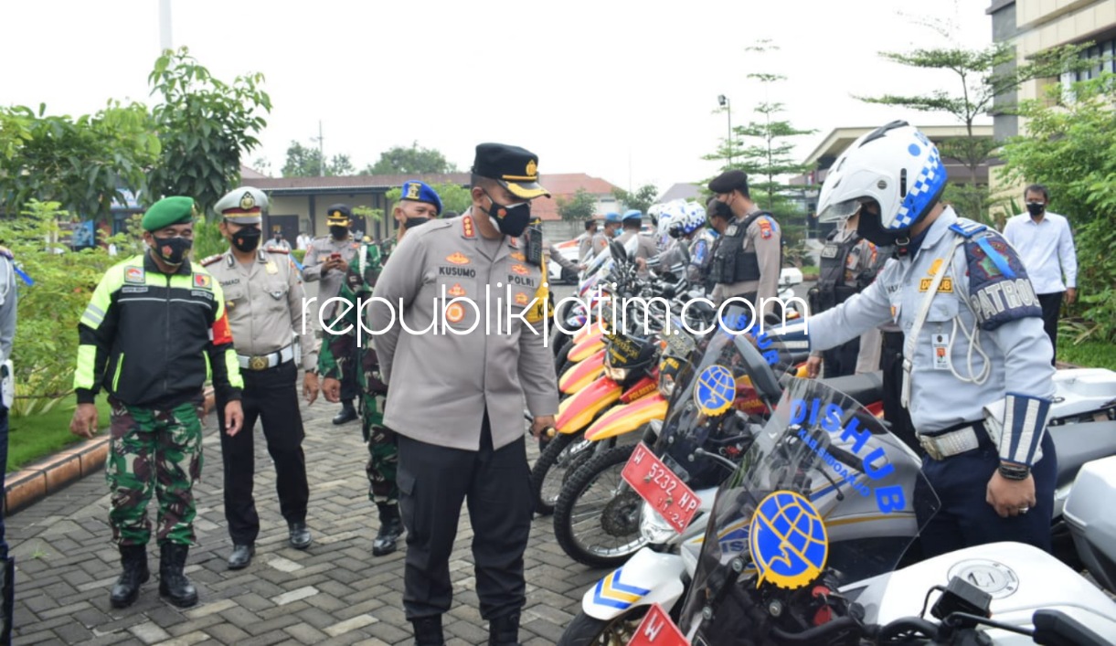 OPERASI ZEBRA - Kapolresta Sidoarjo Kombes Pol Kusumo Wahyu Bintoro memimpin apel Operasi Zebra Semeru 2021 yang diikuti personel gabungan Polri, TNI, Dishub dan Satpol PP Sidoarjo dengan target warga tidak patuh protokol kesehatan, Senin (15/11/2021).