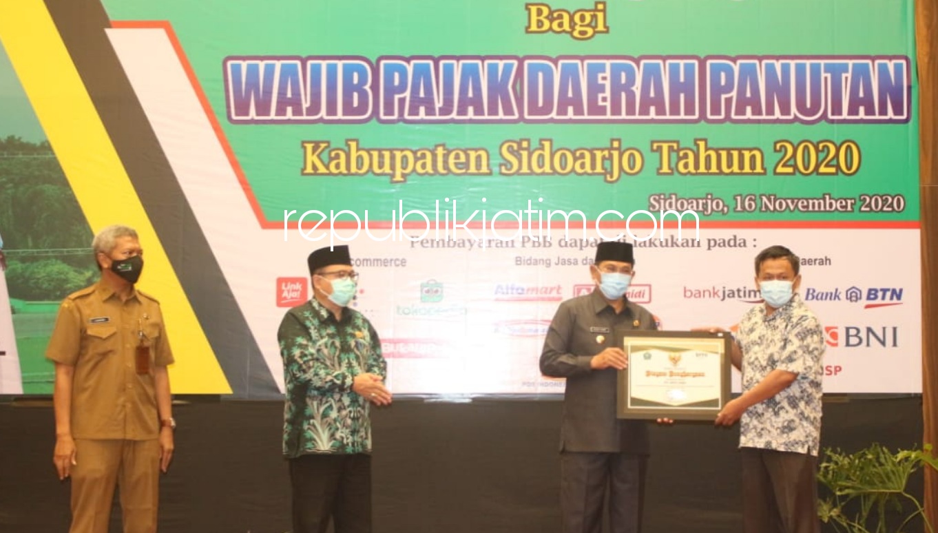 PENGHARGAAN - Pj Bupati Sidoarjo, Hudiyono menyerahkan penghargaan atas prestasi para WP menjadi penyemangat bagi WP lain saat penyerahan hadiah bagi WP daerah di Fave Hotel Sidoarjo, Senin (16/11/2020).