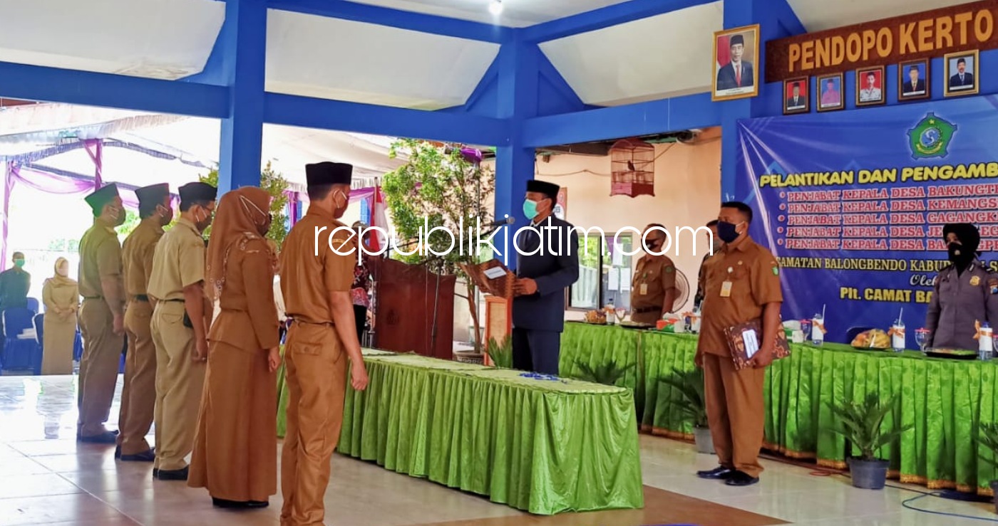 LANTIK - Plt Camat Balongbendo, Achmad Farkhan Jazuli melantik 5 Penjabat (Pj) Kades di Pendopo Kerto Raharjo, Desa Gagangkepuhsari, Kecamatan Balongbendo, Sidoarjo, Senin (16/11/2020).
