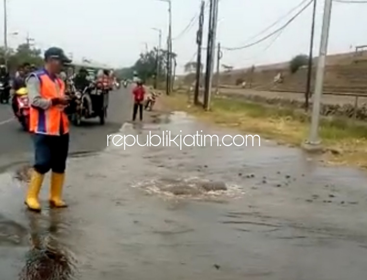 BOCOR - Pipa PDAM Sidoarjo yang bocor airnya meluap cukup deras keluar di dekat tanggul lumpur menjadi tontonan pengguna jalan dan petugas, Kamis (15/11/2018).