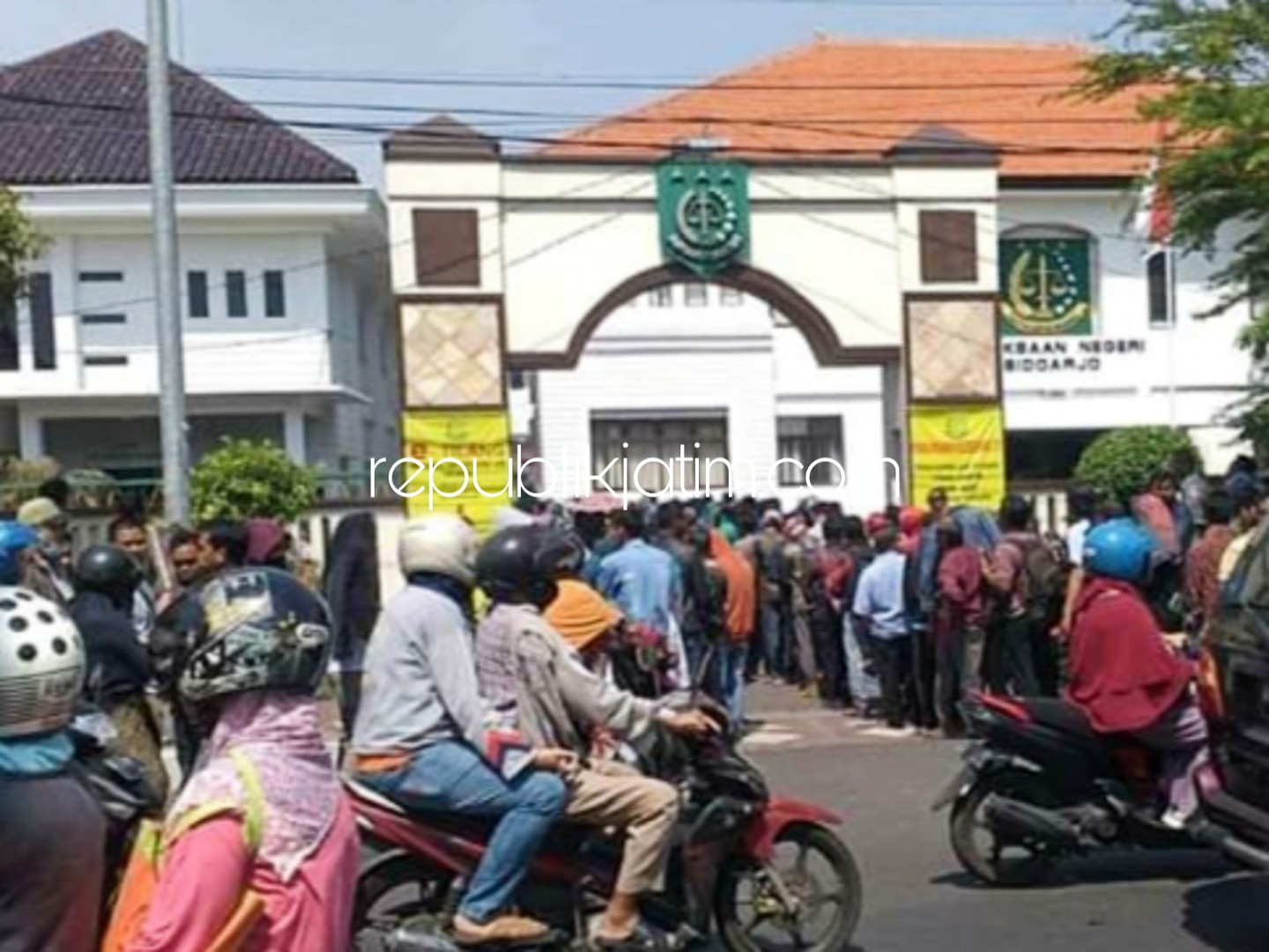 ANTRE - Ribuan pelanggar Lalu Lintas selama Operasi Zebra 2018 mengantre berjam-jam untuk mengambil barang bukti tilangan di Kejaksaan Negeri Sidoarjo, Jumat (16/11/2018).