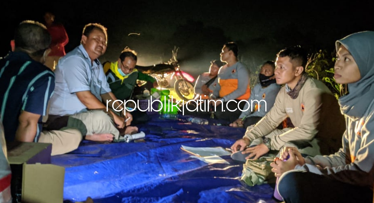 SIAGA - Sejumlah petugas BPBD Pemkab Sidoarjo, RAPI, Pemdes Kupang dan warga siaga dan berjaga-jaga di tanggul sungai berantas yang jebol di Dusun Tanjungsari dan Tegalsari, Desa Kupang, Kecamatan Jabon, Sidoarjo, Senin (16/11/2020) malam.