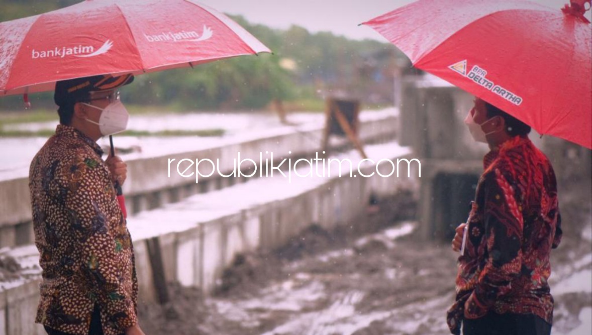 CEK - Bupati Sidoarjo, Ahmad Muhdlor Ali (Gus Muhdlor) mengecek proyek pembangunan Frontage Road (FR) Aloha - Gedangan bersama Direktur Koordinasi Supervisi III KPK Bachtiar Ujang Purnama, Selasa (16/11/2021).