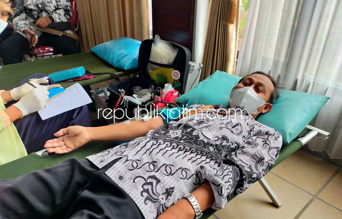 DONOR - Dalam memperingati HUT PGRI ke 76 dan Hari Guru Nasional 2021, PGRI Kabupaten Sidoarjo menggelar donor darah di Kantor PGRI Kabupaten Sidoarjo, Rabu (17/11/2021).