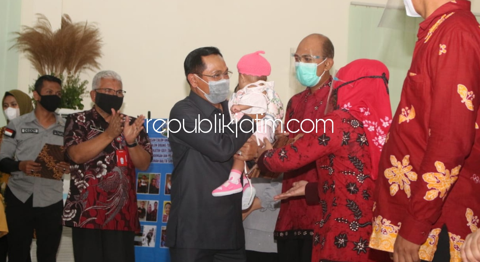 PELEPASAN - Pj Bupati Sidoarjo, Hudiyono saat pelepasan 12 anak angkat kepada calon orangtua asuh di kantor UPT Perlindungan dan Pelayanan Sosial Asuhan Balita Dinas Sosial Provinsi Jatim di JL Monginsidi Sidoarjo, Senin (16/11/2020).