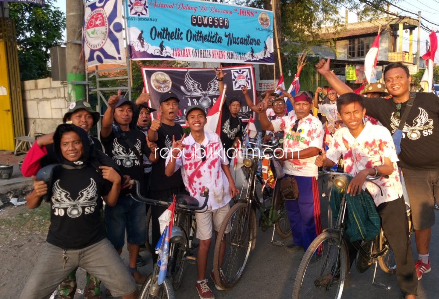 POSKO - Anggota Jabaran Onthelis Seneng Seduluran (JOSS) bersama Onthelis Onthelista Nusantara saat berhenti di posko timur Balai Desa Jabaran, Kecamatan Balongbendo, Sidoarjo, Sabtu (16/11/2019) sore.