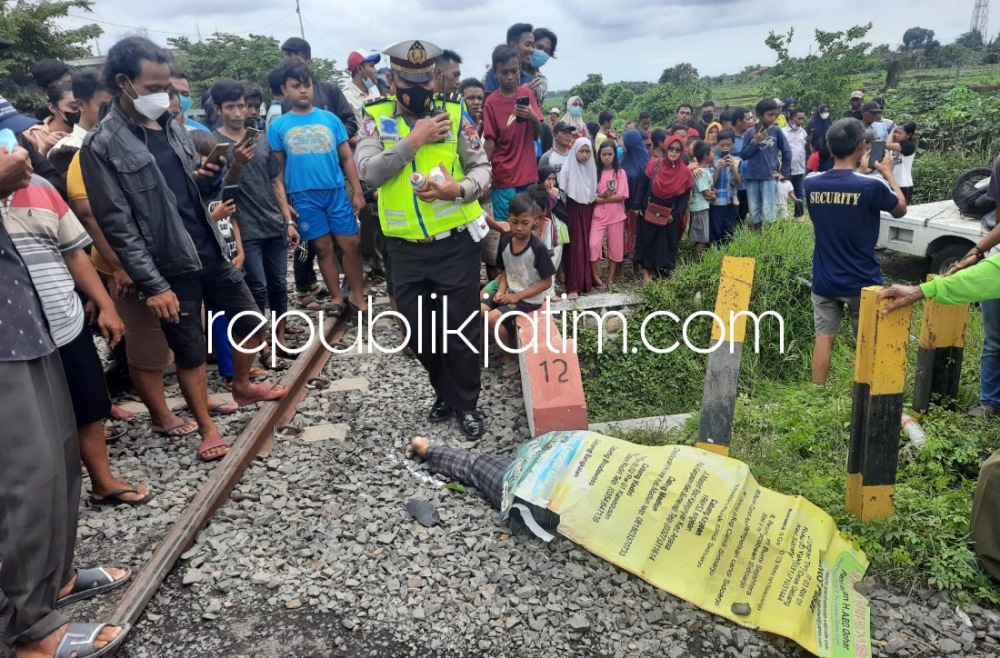 EVAKUASI - Petugas mengevakuasi korban tertabrak KA, Dzurrotul Fatikhah (50) warga Banjarpoh, Desa Durungbanjar, Kecamatan Candi, Sidoarjo yang tewas tertabrak Kereta Api (KA) Jenggala di perlintasan Desa Durungbedug, Kecamatan Candi, Rabu (17/11/2021).