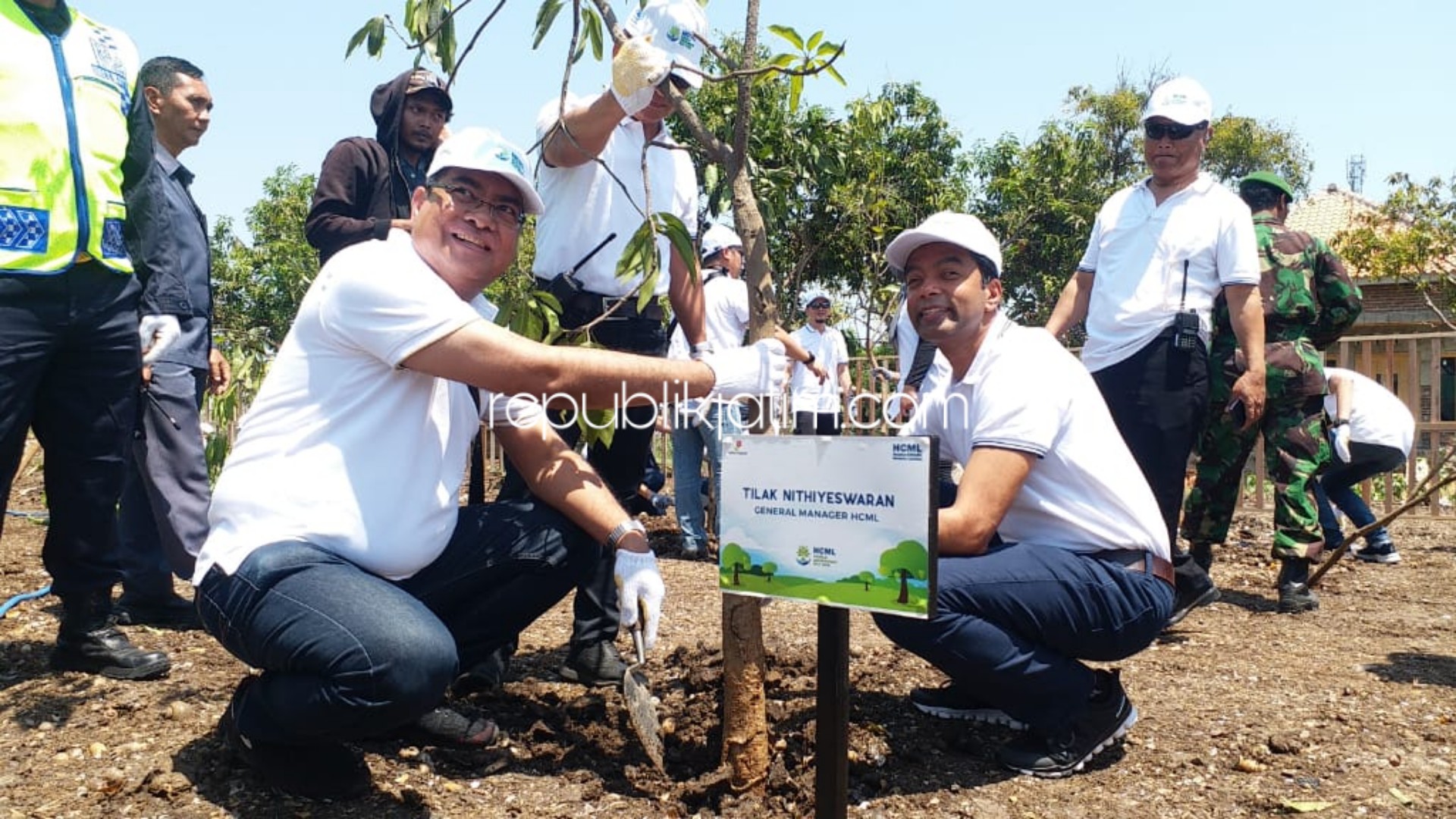 TANAM - Dalam memperingati Hari Lingkungan Hidup Dunia atau World Environment Day (WED) 2019, perusahaan hulu migas Husky-CNOOC Madura Limited (HCML) berkomitmen menanam 15.000 Mangrove di Desa Semare, Kecamatan Kraton, Pasuruan, Sabtu (16/11/2019).