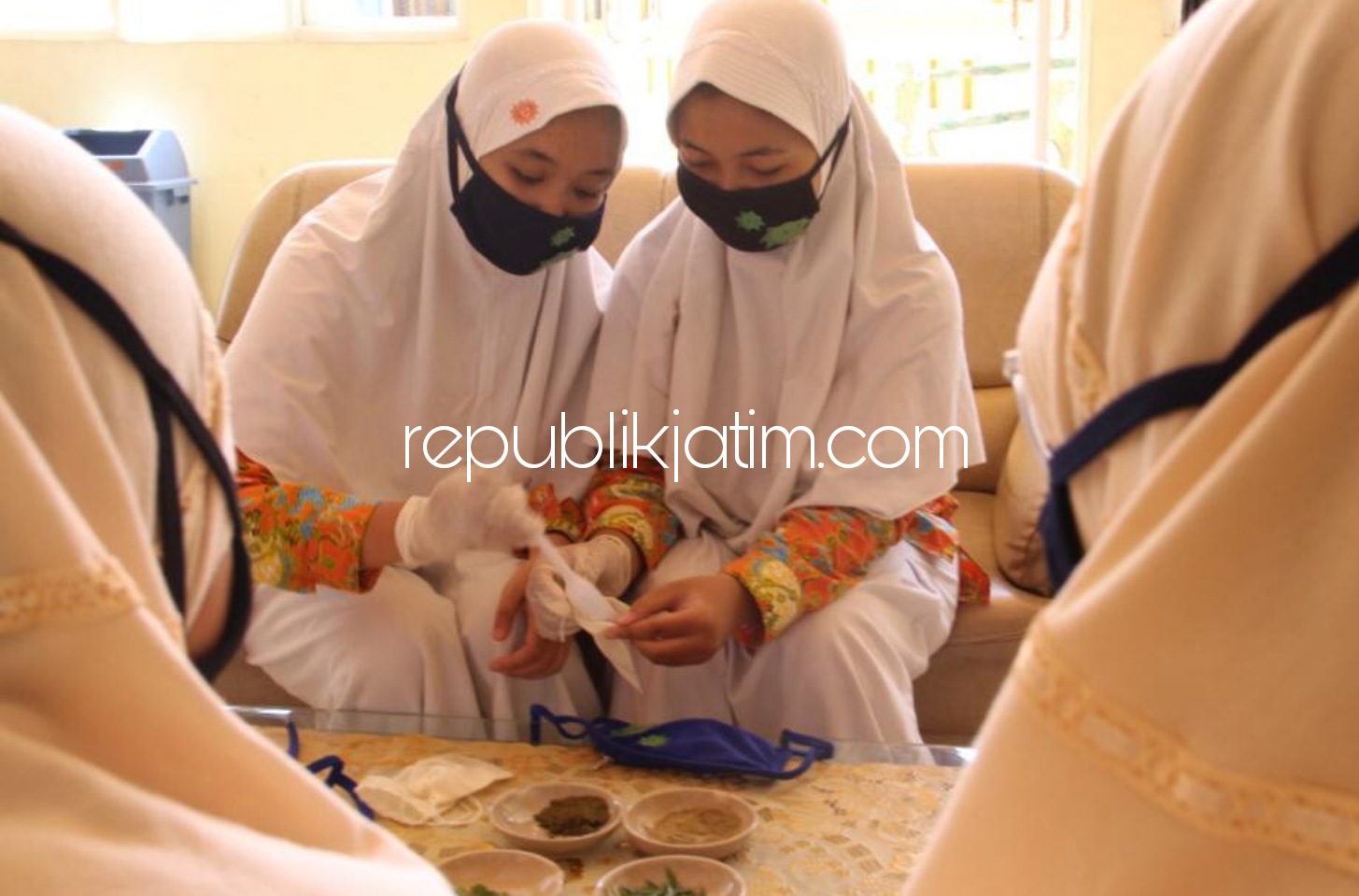 MASKER MINT - Tim Mint Eucalyptus Mask (Life science) Smamita Sidoarjo mempraktikkan pembuatan masker khusus agar nyaman digunakan warga saat pandemi Covid-19, Rabu (18/11/2020).