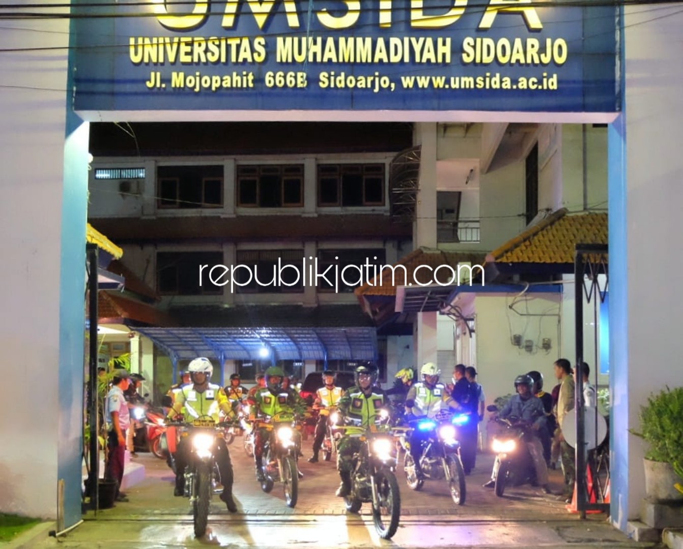 PATROLI - Kapolresta Sidoarjo, AKBP Zain Dwi Nugroho bersama Komandan Kodim 0816 Sidoarjo, Letkol Kav Arief Cahyo Widodo memimpin patroli pengamanan menjelang kehadiran Presiden RI, Sabtu (17/11/2018) malam.
