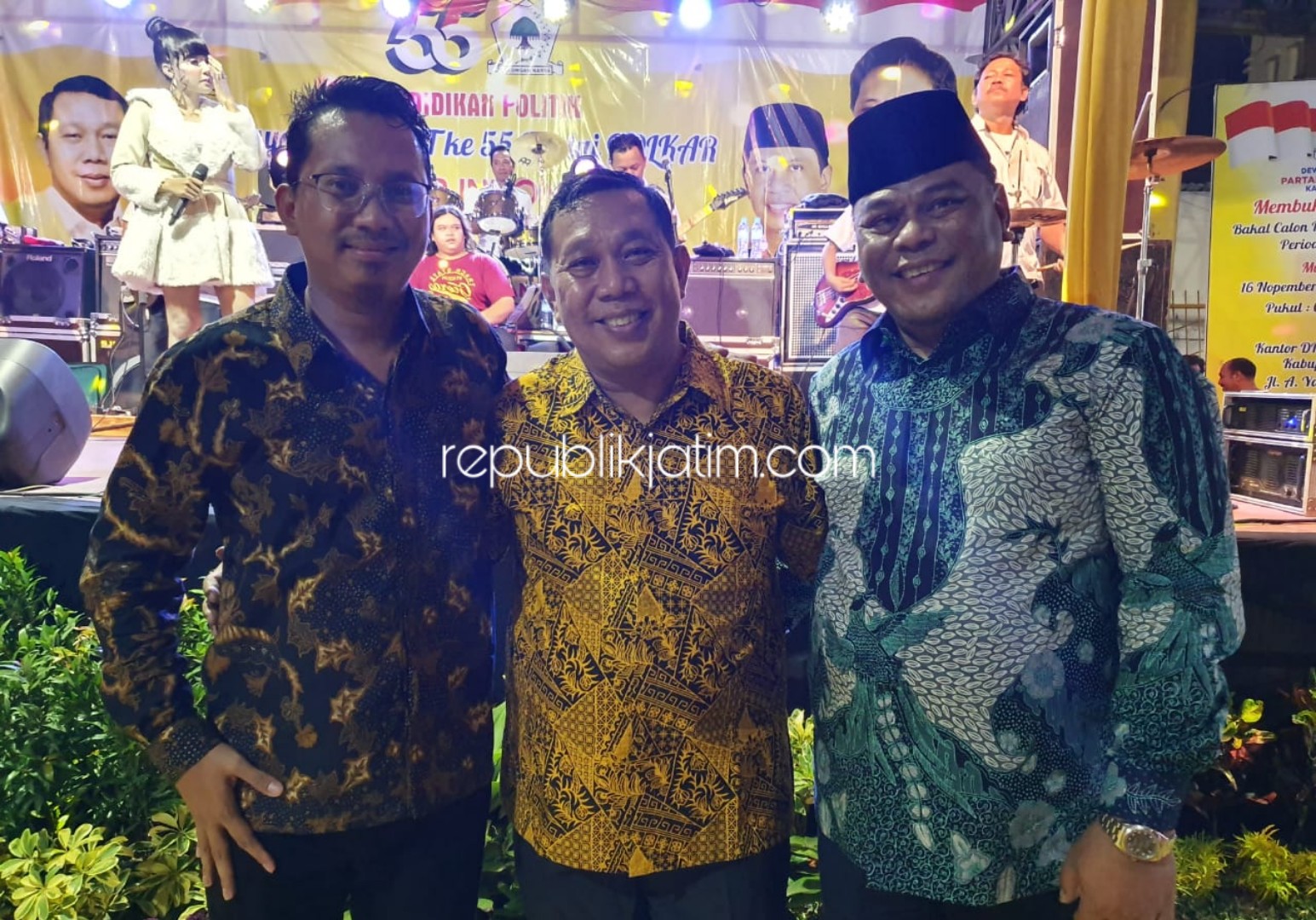 AKRAB - Suasana akrab dan kebersamaan antara Ketua DPD Golkar, Warih Andono saat menyambut undangan yang hadir mulai CEO Sido Resik, Ahmad Muhdlor Ali hingga anggota Komisi III DPR RI, Rahmat Muhajirin saat HUT Golkar ke 55, Sabtu (16/11/2019) malam.