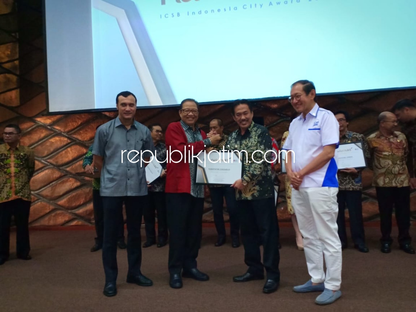 TERIMA PENGHARGAAN - Wabup Sidoarjo, Nur Ahmad Syaifuddin menerima penghargaan dari Menteri Koperasi dan UKM RI, A Puspayoga di Puncak Penganugerahan Gebyar UKM Indonesia 2018, Serpong, Tangerang Selatan, Kamis (15/11/18) lalu.