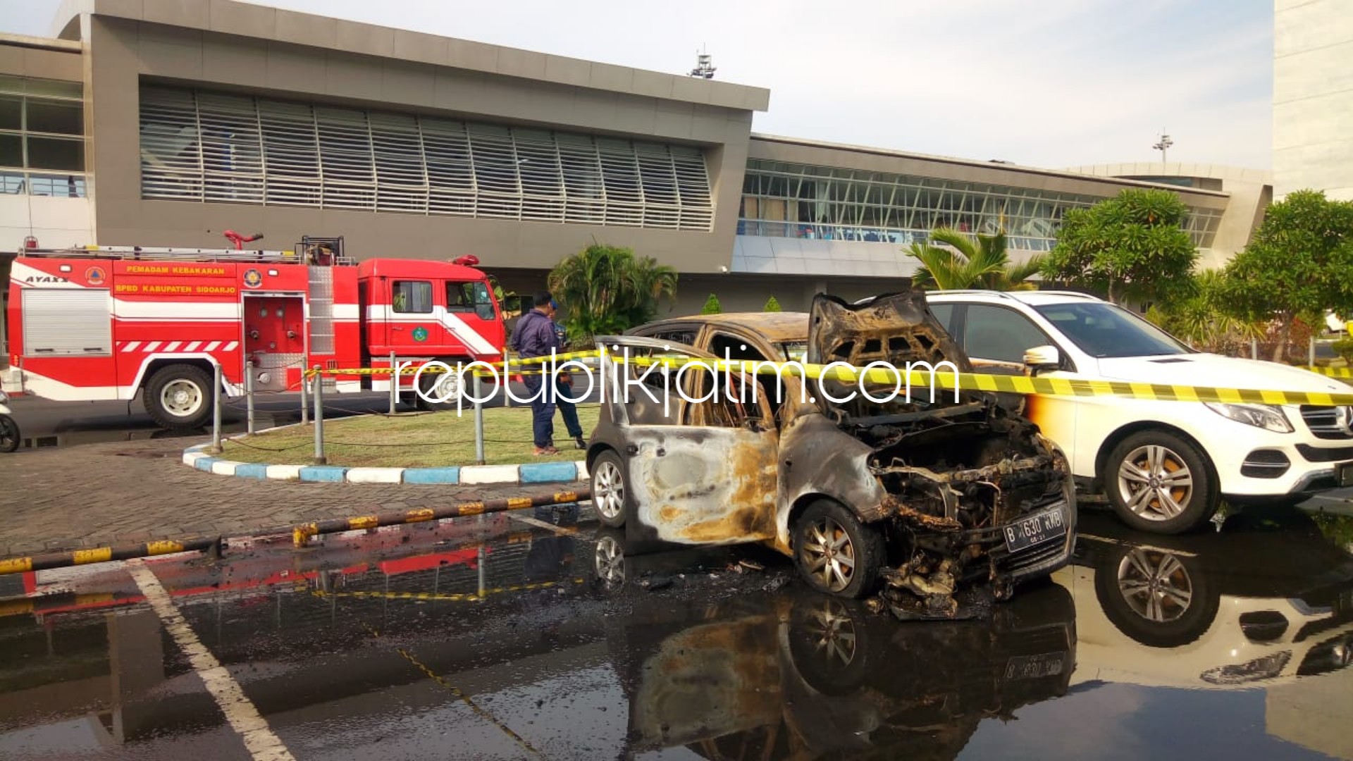 TERBAKAR - Dua unit mobil yang parkir di Terminal 2 Bandara Internasional Juanda di Sidoarjo terbakar dipicu korsleting charger HP, Minggu (18/11/2018).
