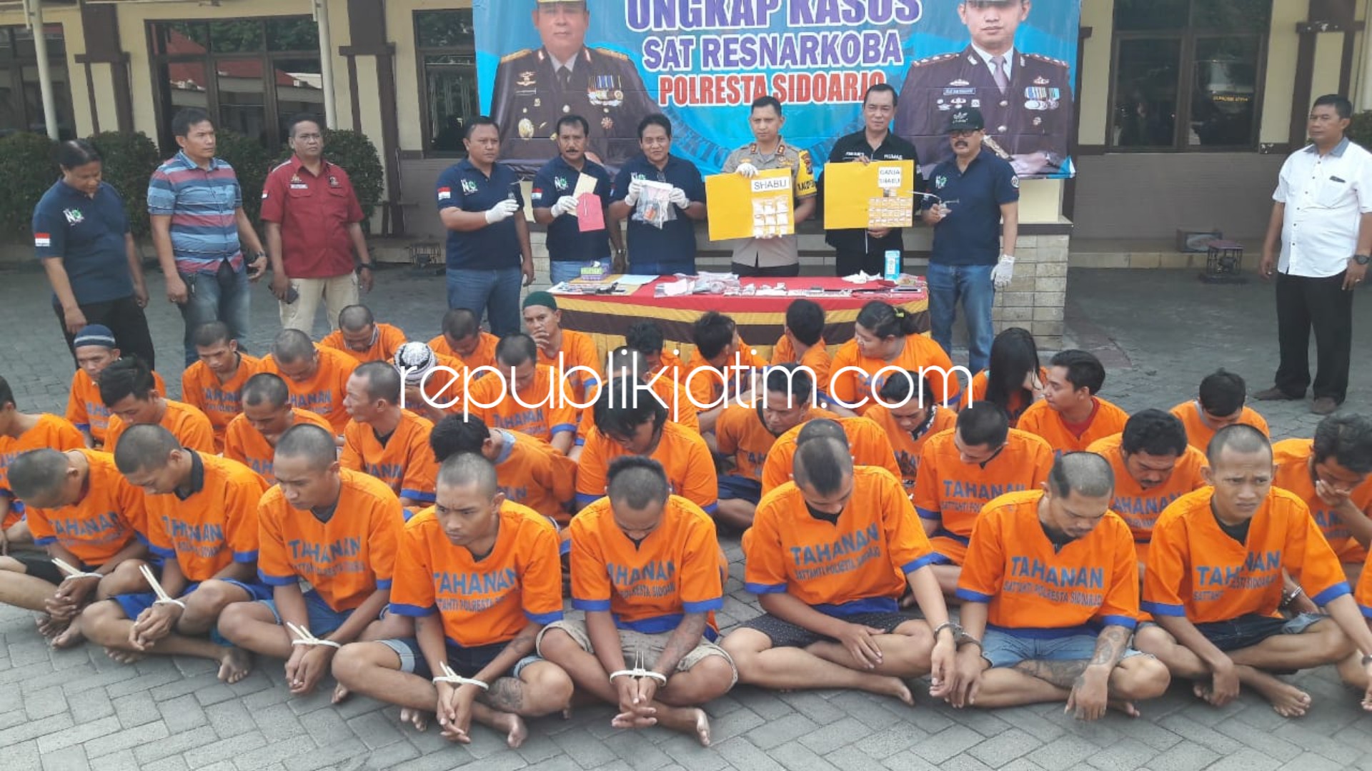 PENGEDAR - Kapolresta Sidoarjo, AKBP Zain Dwi Nugroho meunjukkan 35 tersangka dari 28 kasus peredaran narkoba diringkus Satuan Reskoba, Polresta Sidoarjo dalam 2 pekan terakhir bersama barang buktinya, Selasa (20/11/2018).