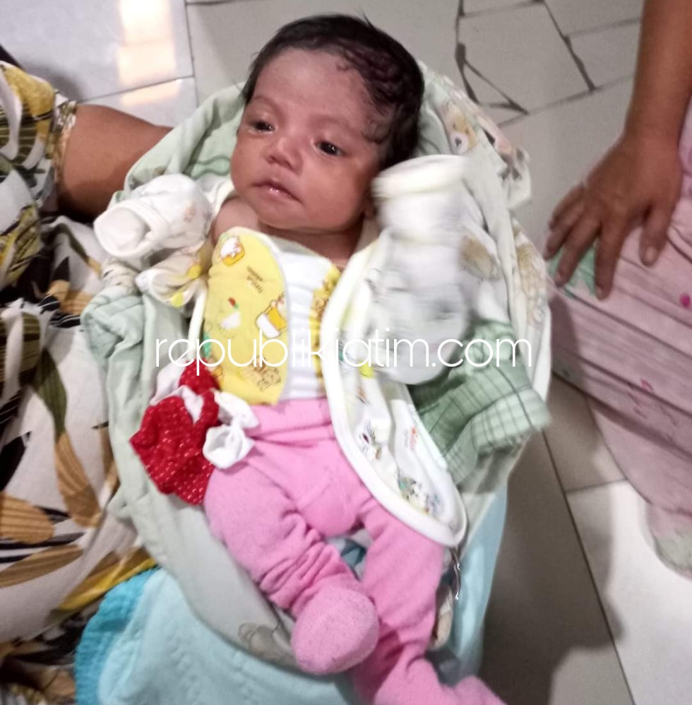 BAYI - Bayi perempuan, Ara yang diduga dibuang orangtuanya dengan dimasukkan ke dalam box Shopee Food dan diletakkan di samping stan penjualan Es Legen jalur Lingkar Timur Desa Wadungasih, Kecamatan Buduran, Sidoarjo, Sabtu (20/11/2021). 