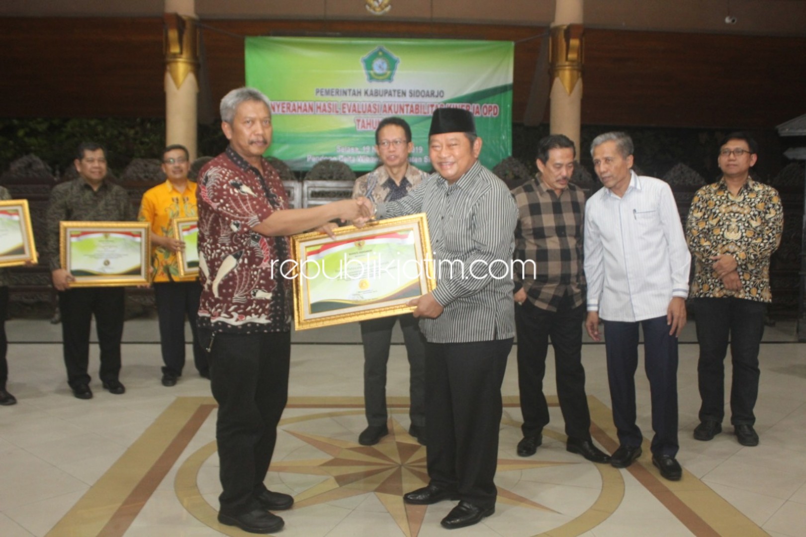 SAKIP - Bupati Sidoarjo, Saiful Ilah menerima penghargaan SAKIP kepada 11 OPD di lingkungan Pemkab Sidoarjo yang meraih nilai A, di Pendopo Delta Wibawa, Selasa (19/11/2019) malam.