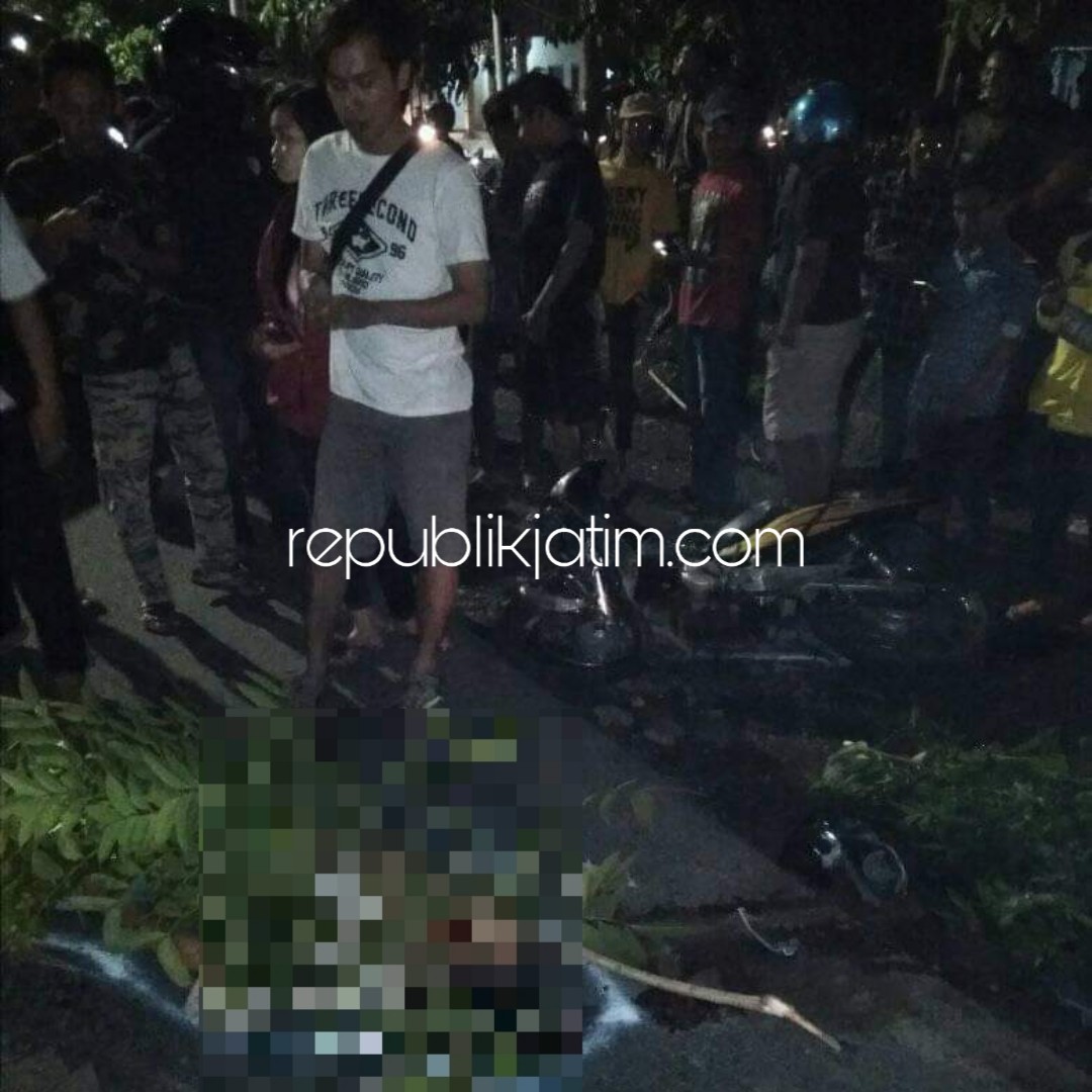 TEWAS - Korban kecelakaan Riyanto (47) warga Desa Bringinbendo, Kecamatan Taman, Sidoarjo tewas di lokasi kejadian usai motor yang ditumpangi menabrak alat berat di depan Jembatan Timbang Trosobo, Kecamatan Taman, Sidoarjo, Senin (19/11/2018) malam.