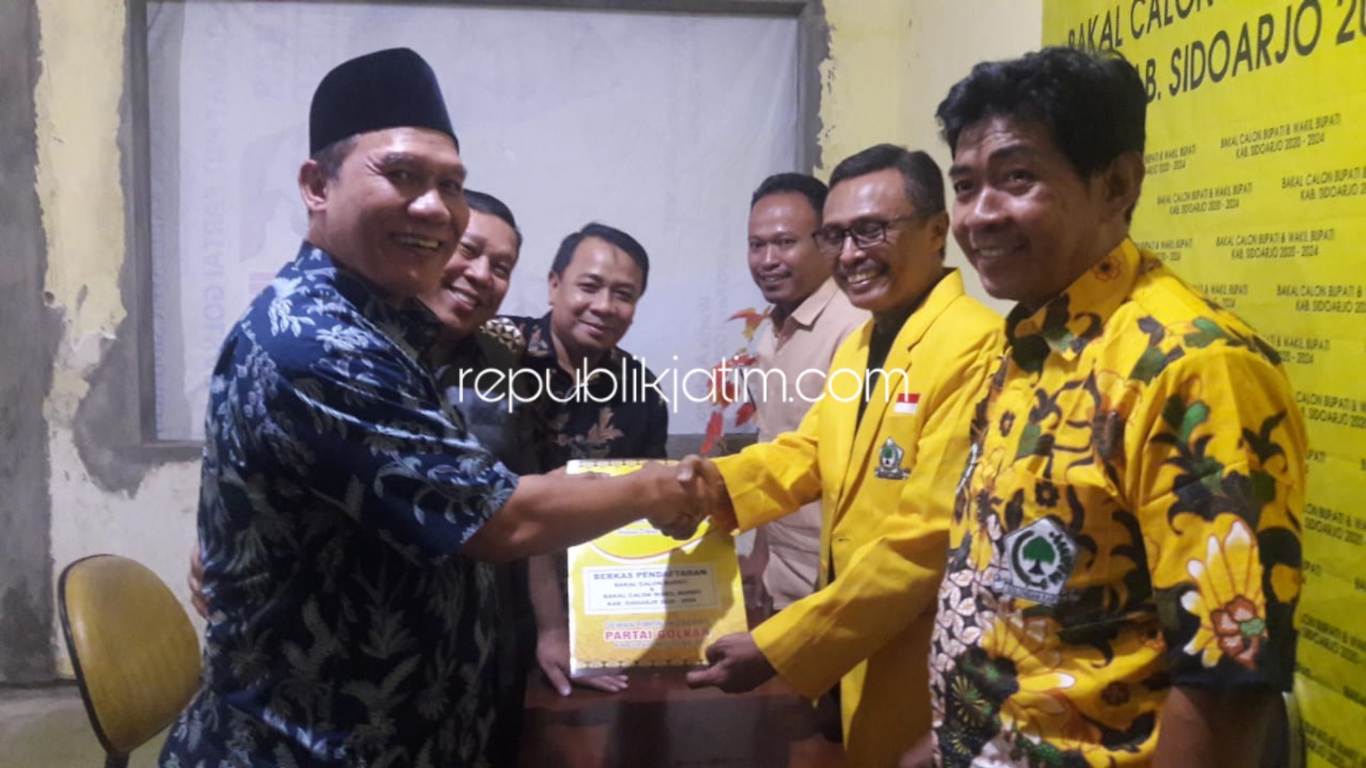 FORMULIR - Mantan DPR RI, Bambang Haryo Soekartono mengambil formulir pendaftaran Bacabup di DPD Partai Gokkar Sidoarjo, Rabu (20/11/2019) petang.