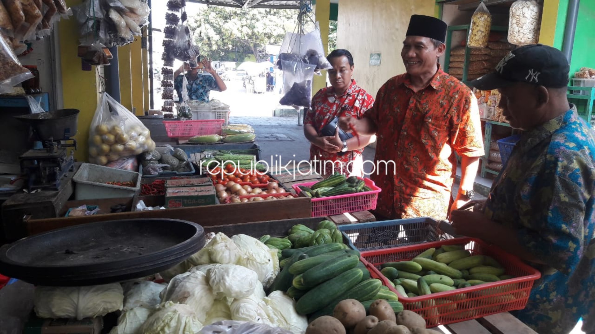 KUNJUNGAN - Mantan anggota DPR RI, Bambang Haryo Soekartono mengunjungi Pasar Sukodono untuk berdialog dengan para pedagang soal pelayanan harga 11 kebutuhan pokok, Kamis (21/11/2019).