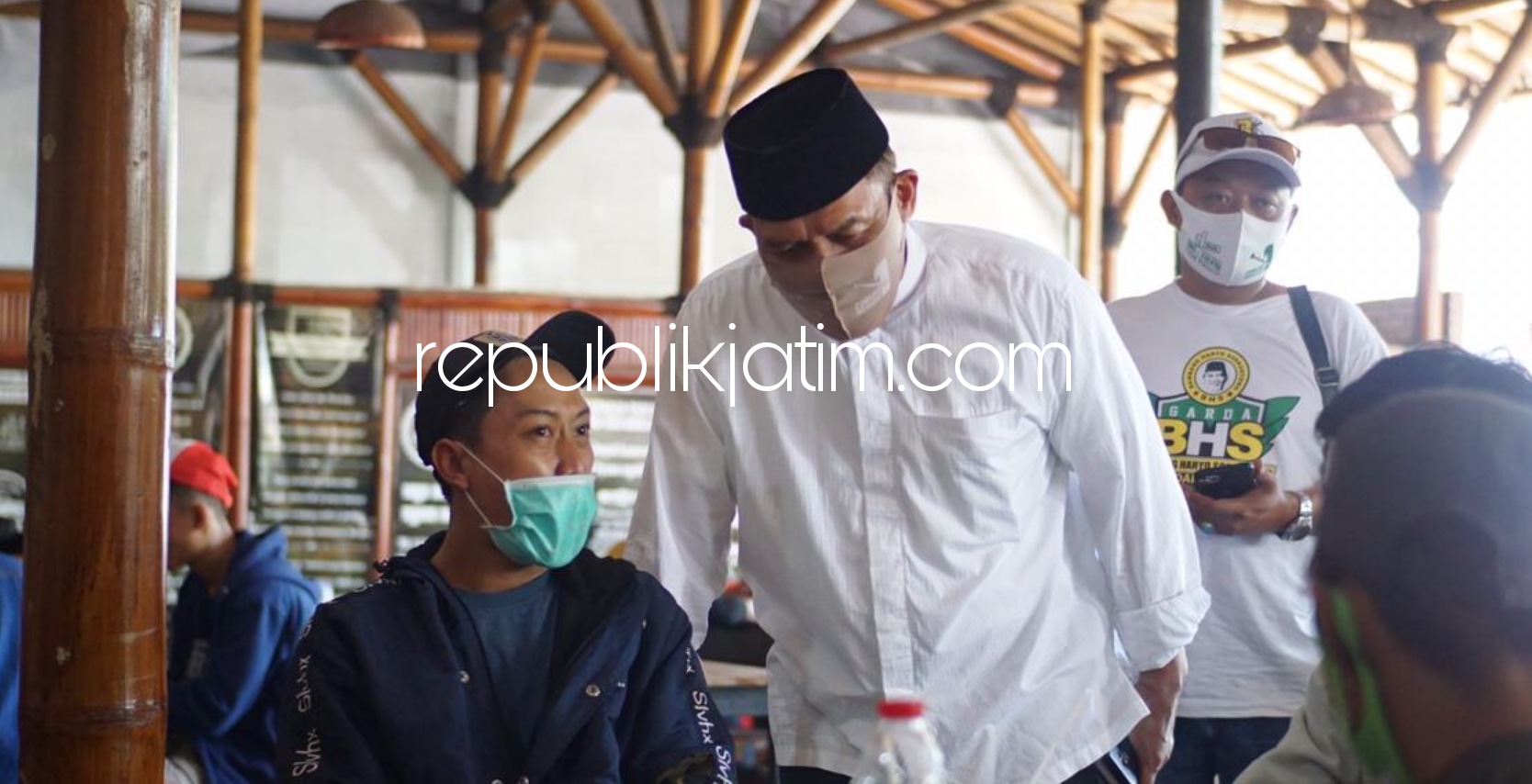 GAMER - Cabup Sidoarjo, Bambang Haryo Soekartono (BHS) berdialog dengan para gamer peserta lomba Free Fire yang digelar Komunitas Free Fire Sidoarjo di Cafe Cangkruk Kahuripan Nirvana Village (KNV) Sidoarjo, Sabtu (21/11/2020).