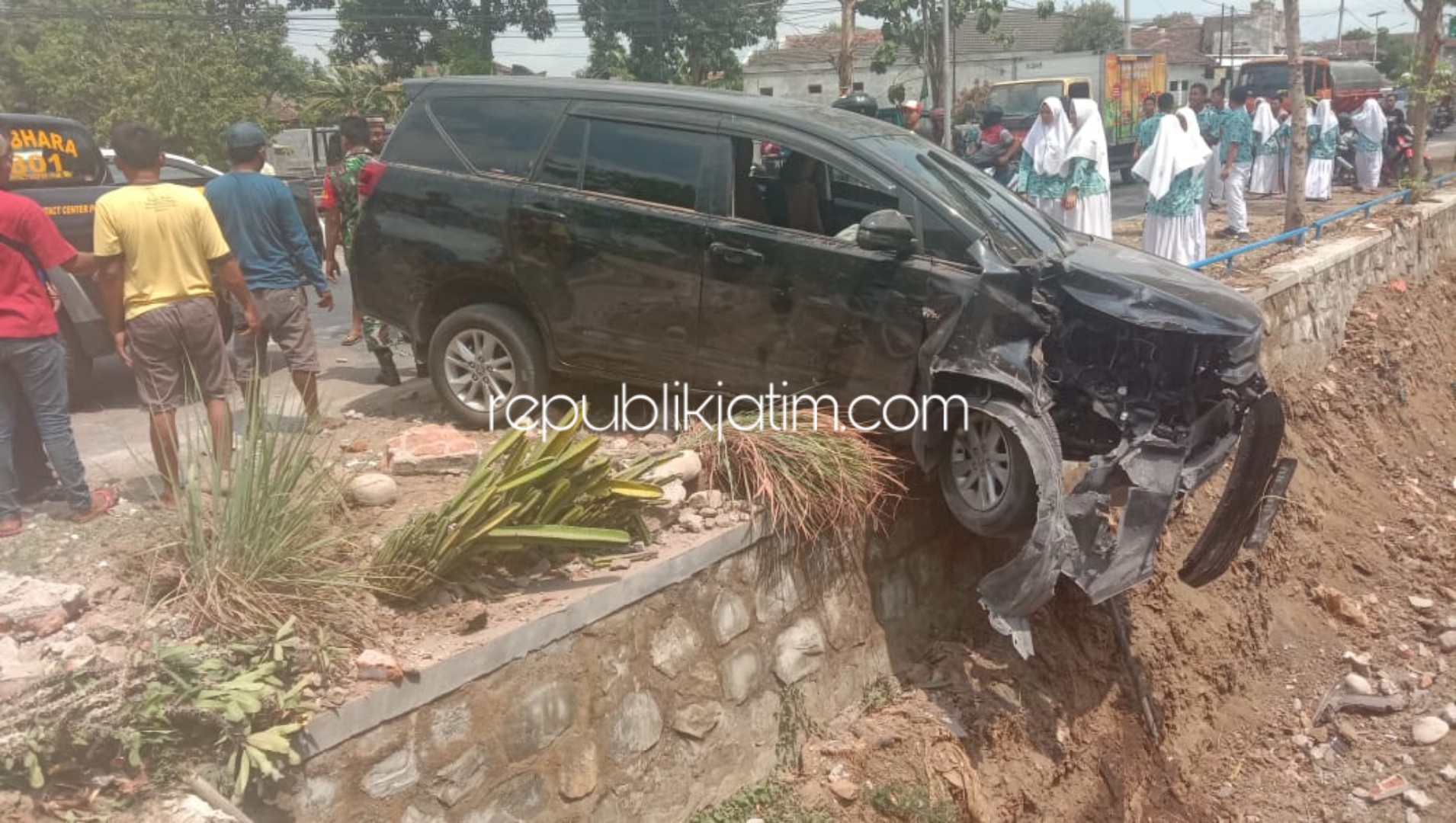 RINGSEK - Toyota Innova bernopol AE 99 NU yang dikemudikan Heriyanto(70) warga Desa/Kecamatan Jetis, Ponorogo tabrak jembatan nyaris masuk sungai di JL Raya Ponorogo-Trenggalek, di depan SMP Muhamadiyah Jetis, Dusun Tempel Desa Turi, Kamis (21/11/2019).