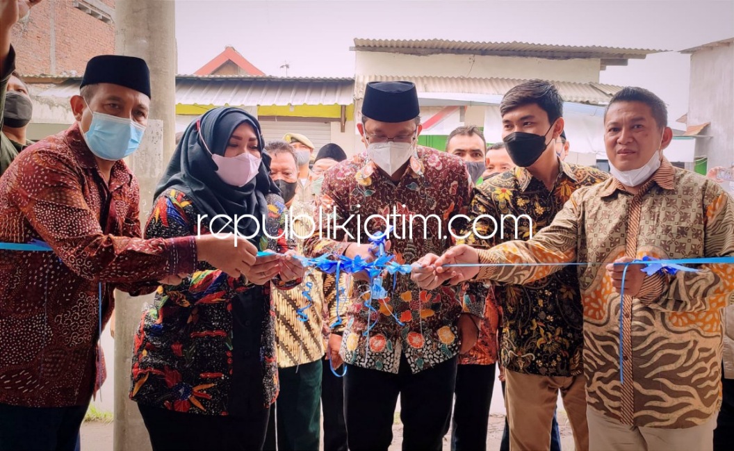 RESMIKAN - Bupati Sidoarjo, Ahmad Muhdlor Ali saat meresmikan Kantor Pelayanan terpadu BUMDes Tri Karya Agung Desa Kebonagung, Kecamatan Sukodono, Sidoarjo, Minggu (21/11/2021).