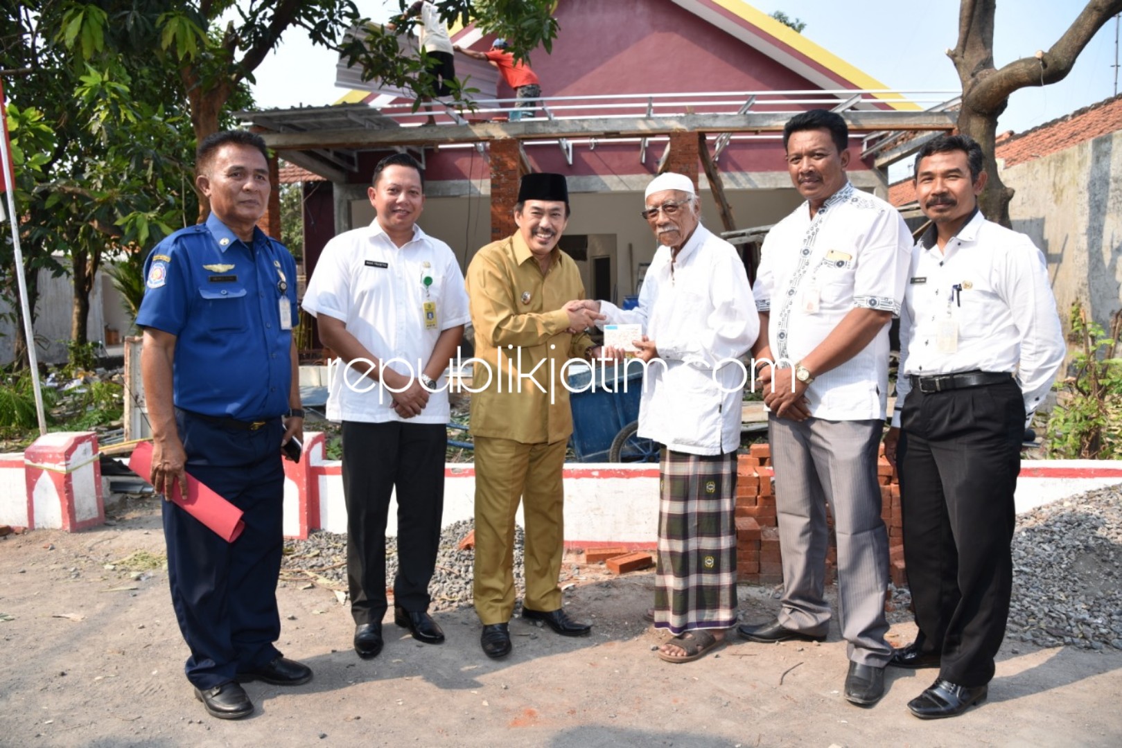 SERAHKAN BANTUAN - Wabup Sidoarjo, Nur Ahmad Syaifuddin menyerahkan bantuan korban kebakaran rumah di Desa Wedoro dan Desa Berbek ( Waru) serta Desa Kalanganyar (Sedati), Rabu (21/11/2018).