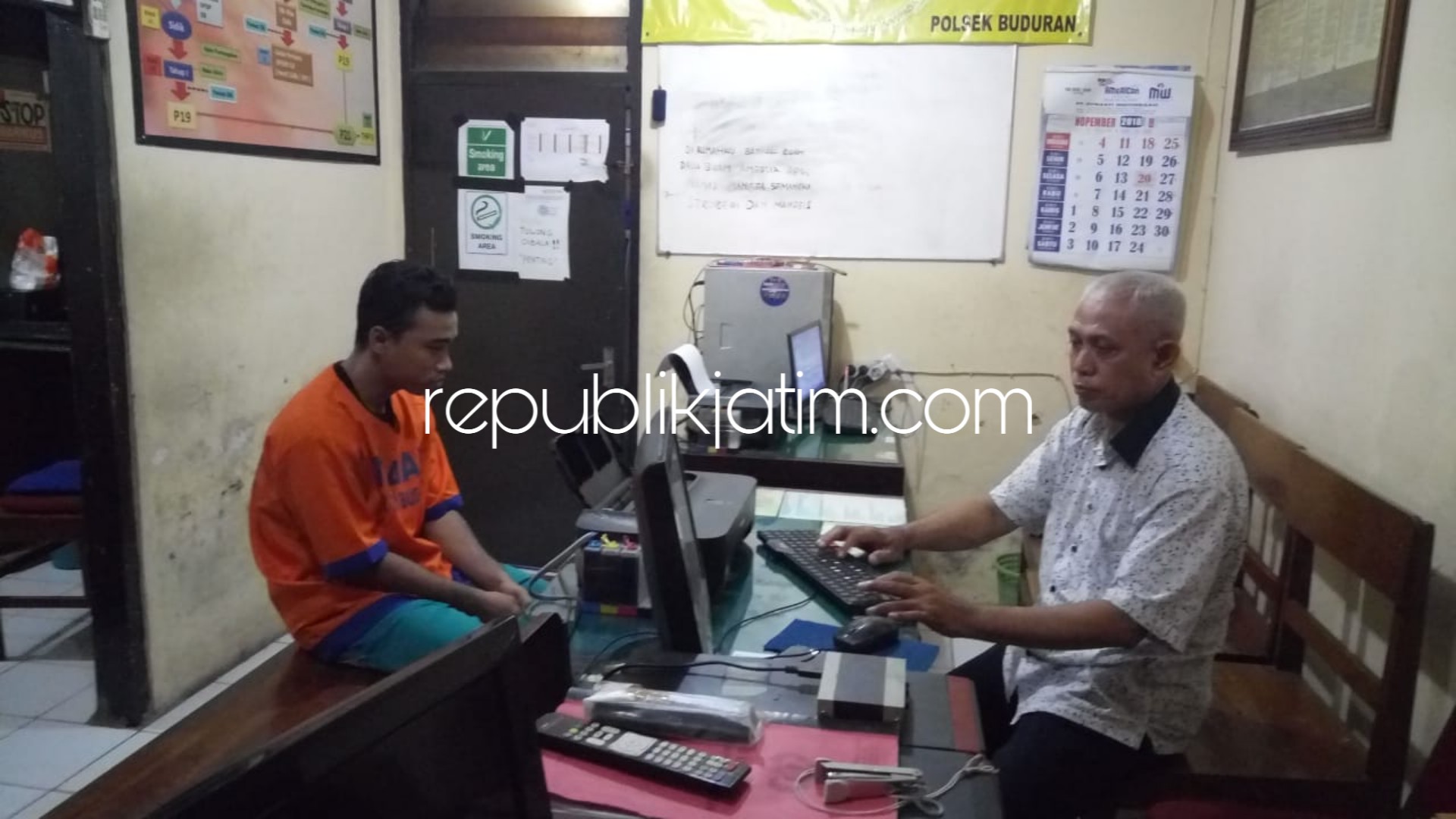 DIPERIKSA - Tersangka pencurian Slamet Ariyanto (31) warga Bondowoso diperiksa tim penyidik Unit Reskrim Polsek Buduran, Kamis (22/11/2018).