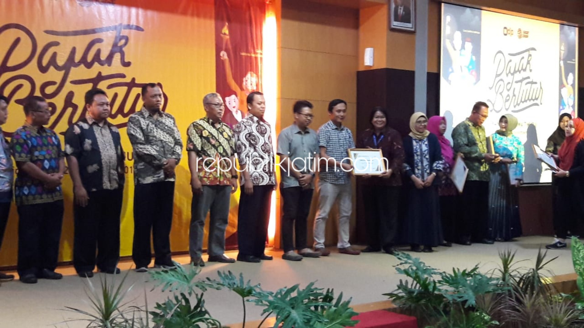 PATUR - Plt Kepala Kanwil DJP Jatim II, Nyoman Ayu Ningsih menyerahkan penghargaan kepada 24 dosen Mata Kuliah Wajib Umum (MKWU) dari 12 Perguruan Tinggi Piloting Inklusi Kesadaran Pajak Tahun 2018 saat Pajak Bertutur (Patur) 2019, Jumat (22/11/2019).