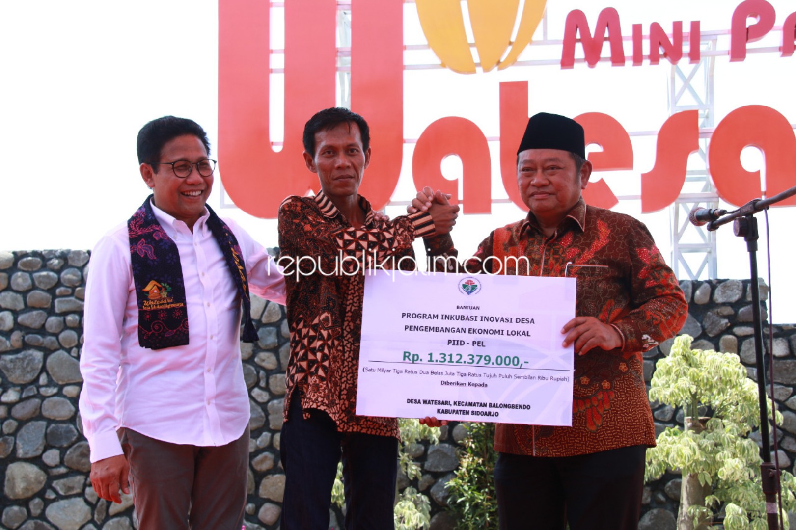 GELONTOR - Bupati Sidoarjo, Saiful Ilah menerima bantuan Kementerian PDTT, Abdul Halim Iskandar Rp 1,3 miliar untuk Desa Agrowisata, Desa Watesari, Kecamatan Balongbendo, Sidoarjo, Sabtu (23/11/2019).