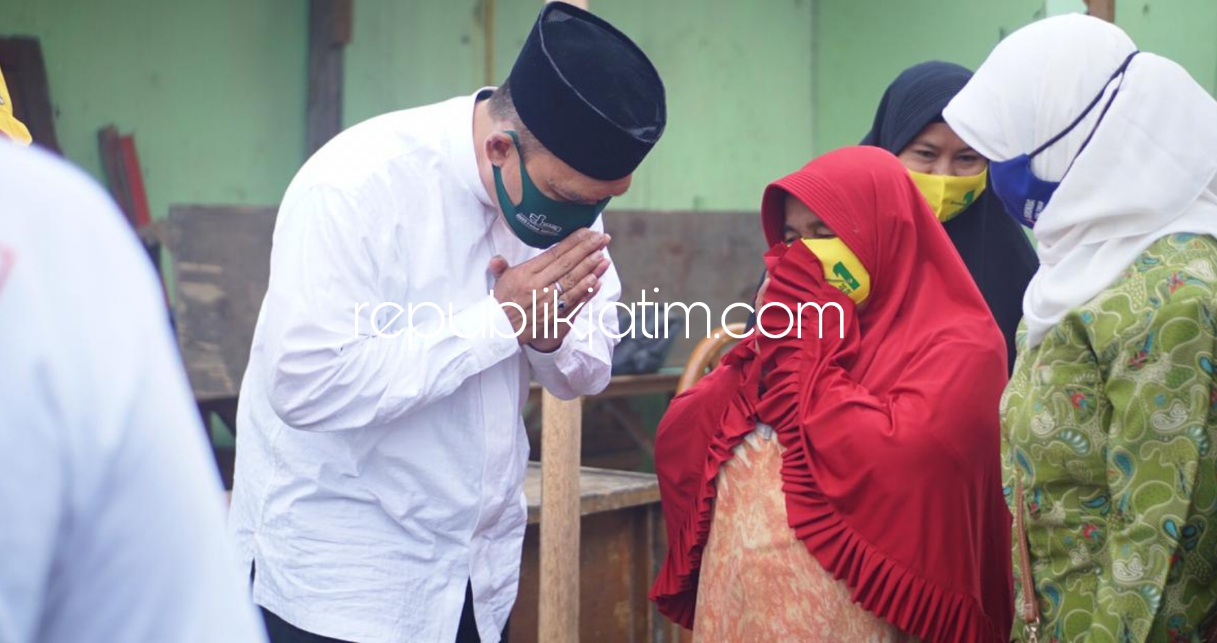 BANTUAN - Cabup Sidoarjo, BHS mengunjungi korban puting beliung sekaligus memberikan bantuan kepada para korban puting beliung terutama yang rumahnya rusak di Desa Kloposepuluh, Kecamatan Sukodono, Sidoarjo, Senin (23/11/2020).